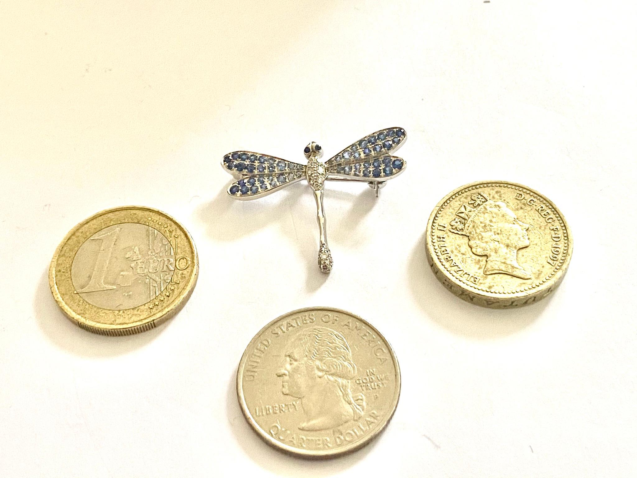 White Gold Dragonfly Brooch, Set with Sapphires and Diamonds In New Condition For Sale In Heerlen, NL