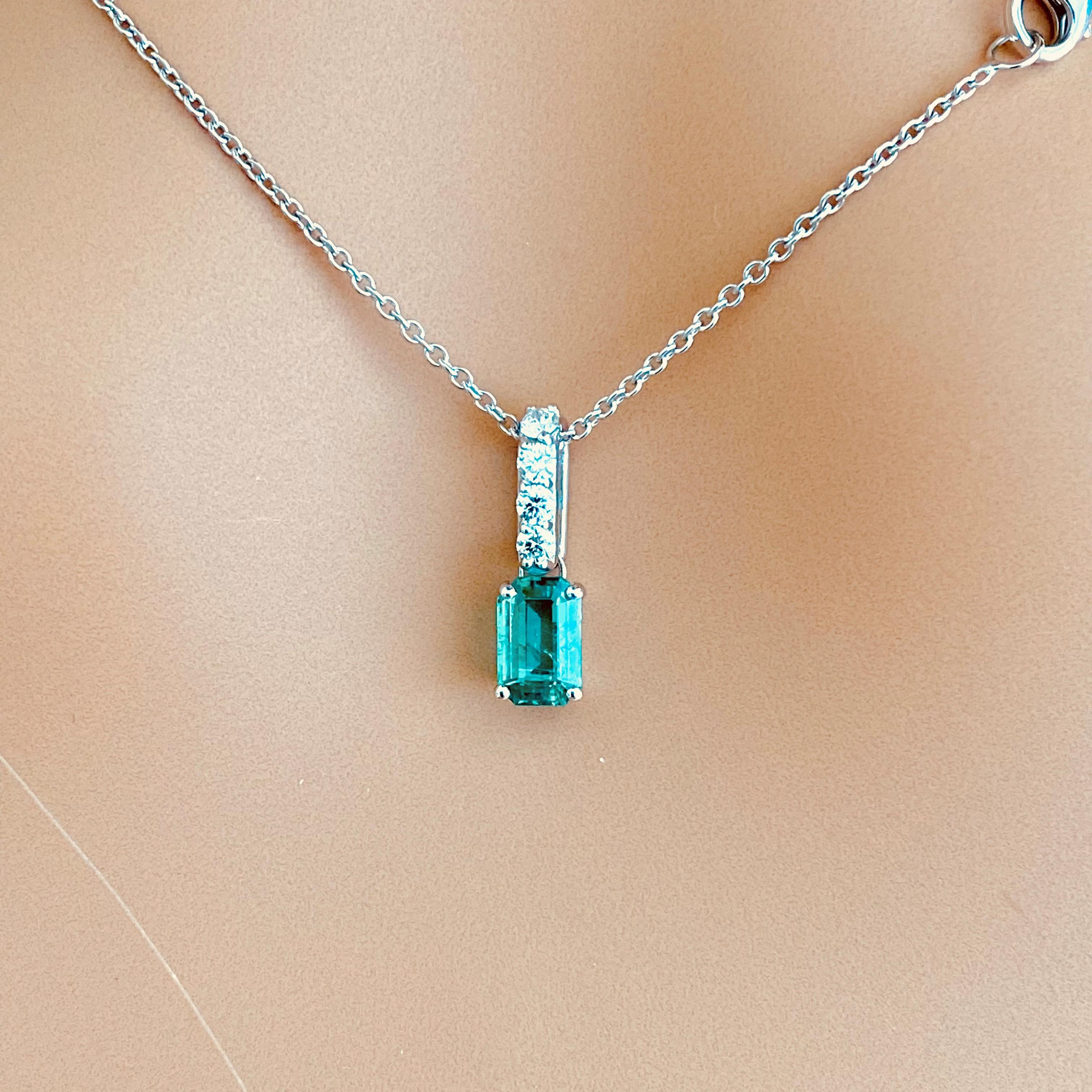 Contemporary White Gold Drop Pendant Necklace with Emerald and a Diamond Bail 