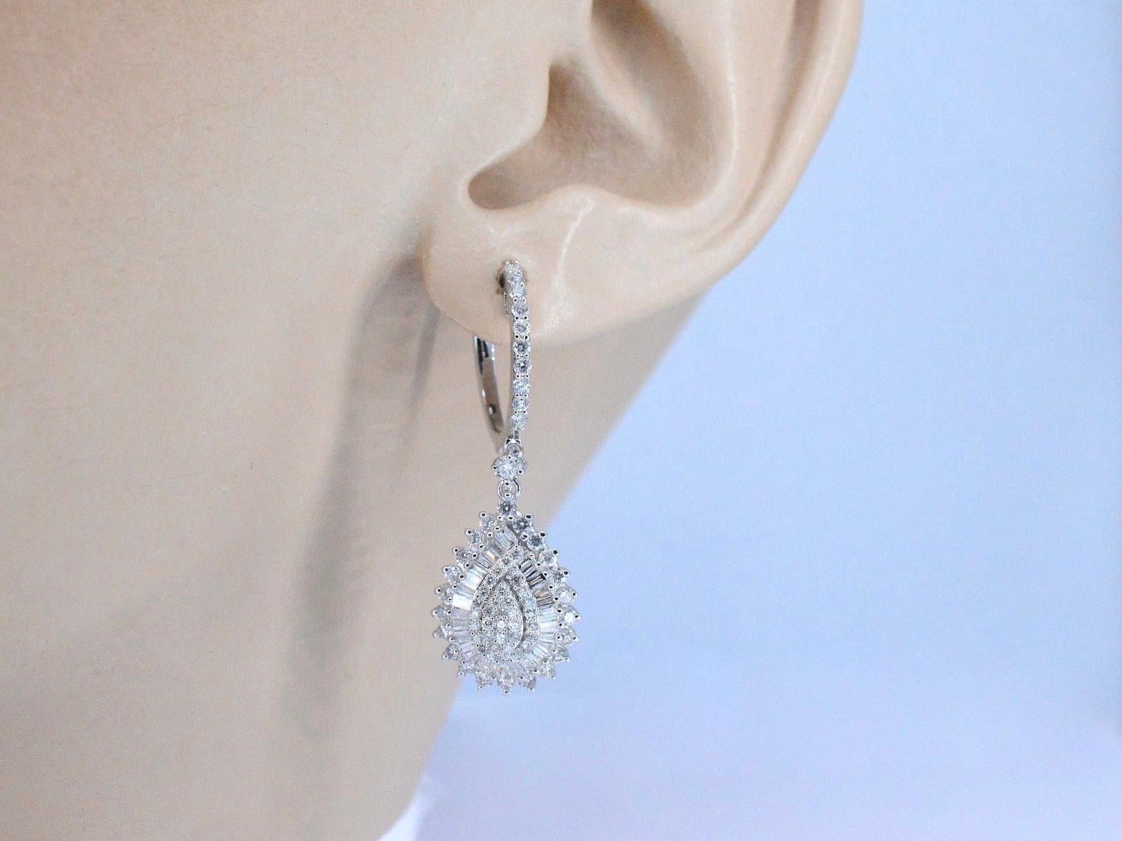 Contemporain Boucles d'oreilles en or blanc en forme de goutte avec diamants en vente