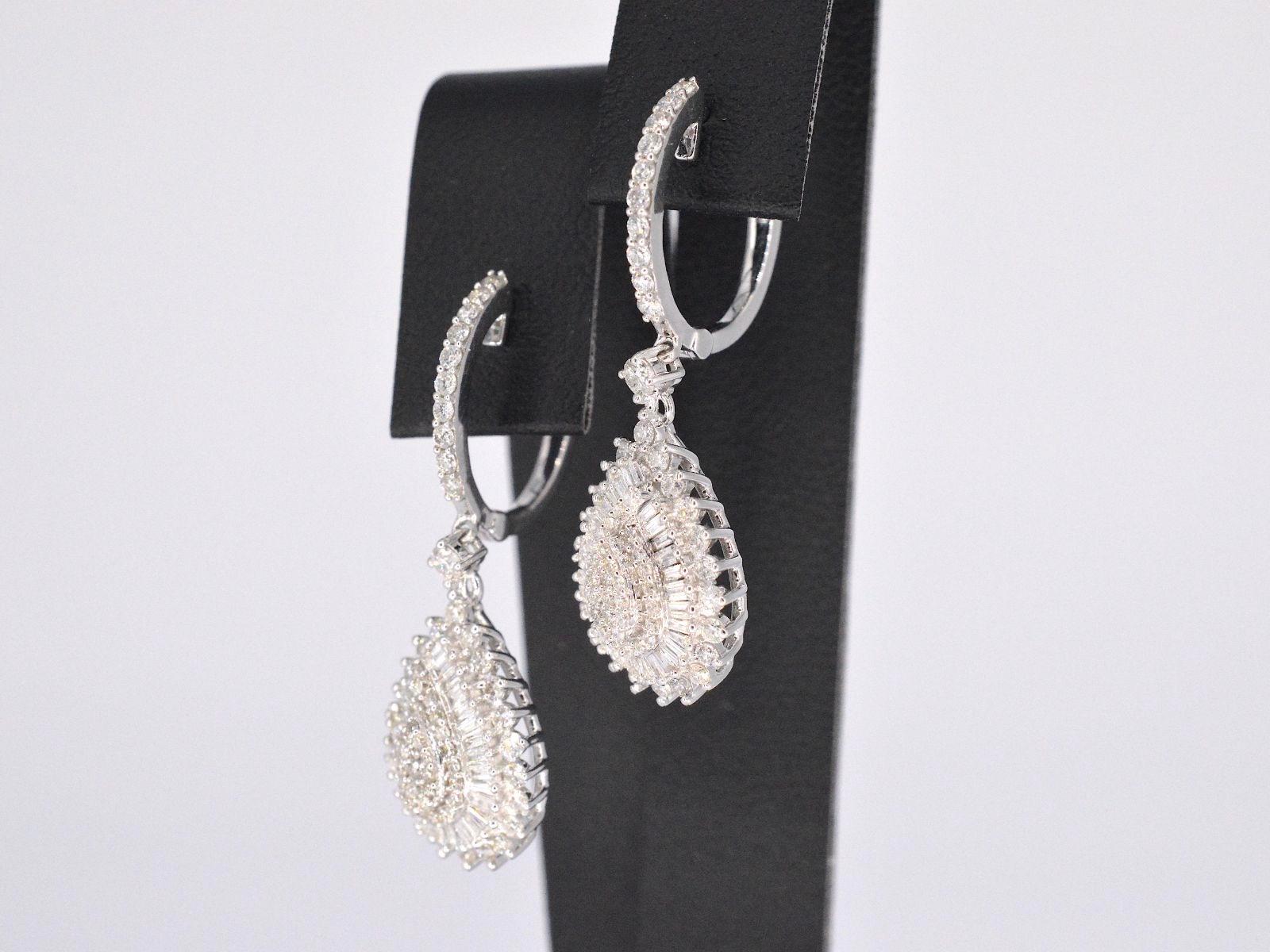 Taille brillant Boucles d'oreilles en or blanc en forme de goutte avec diamants en vente