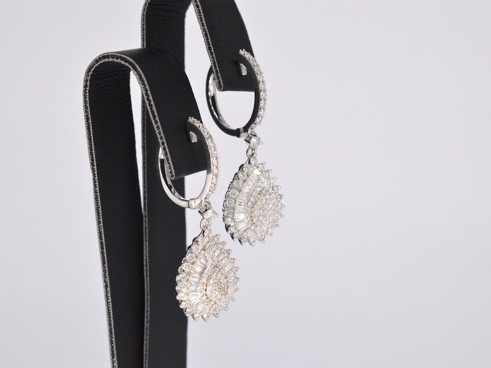 White gold drop-shaped earrings with diamonds In New Condition For Sale In AMSTELVEEN, NH