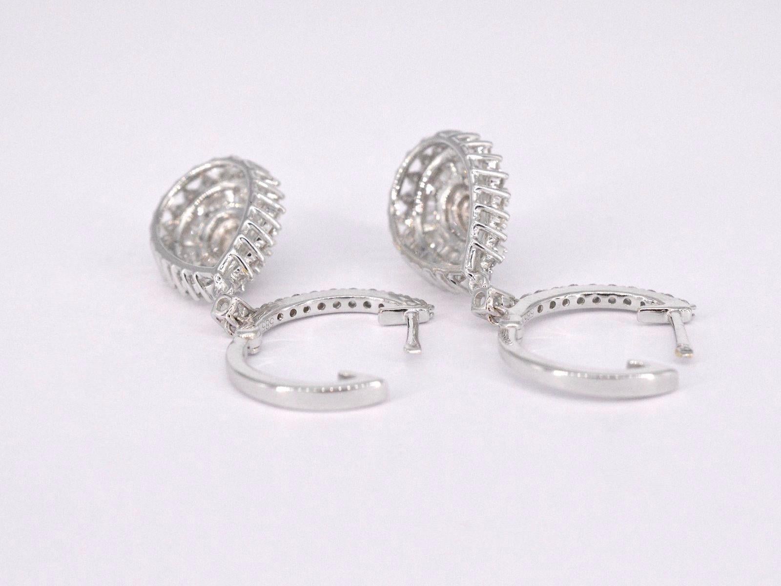 Boucles d'oreilles en or blanc en forme de goutte avec diamants Pour femmes en vente