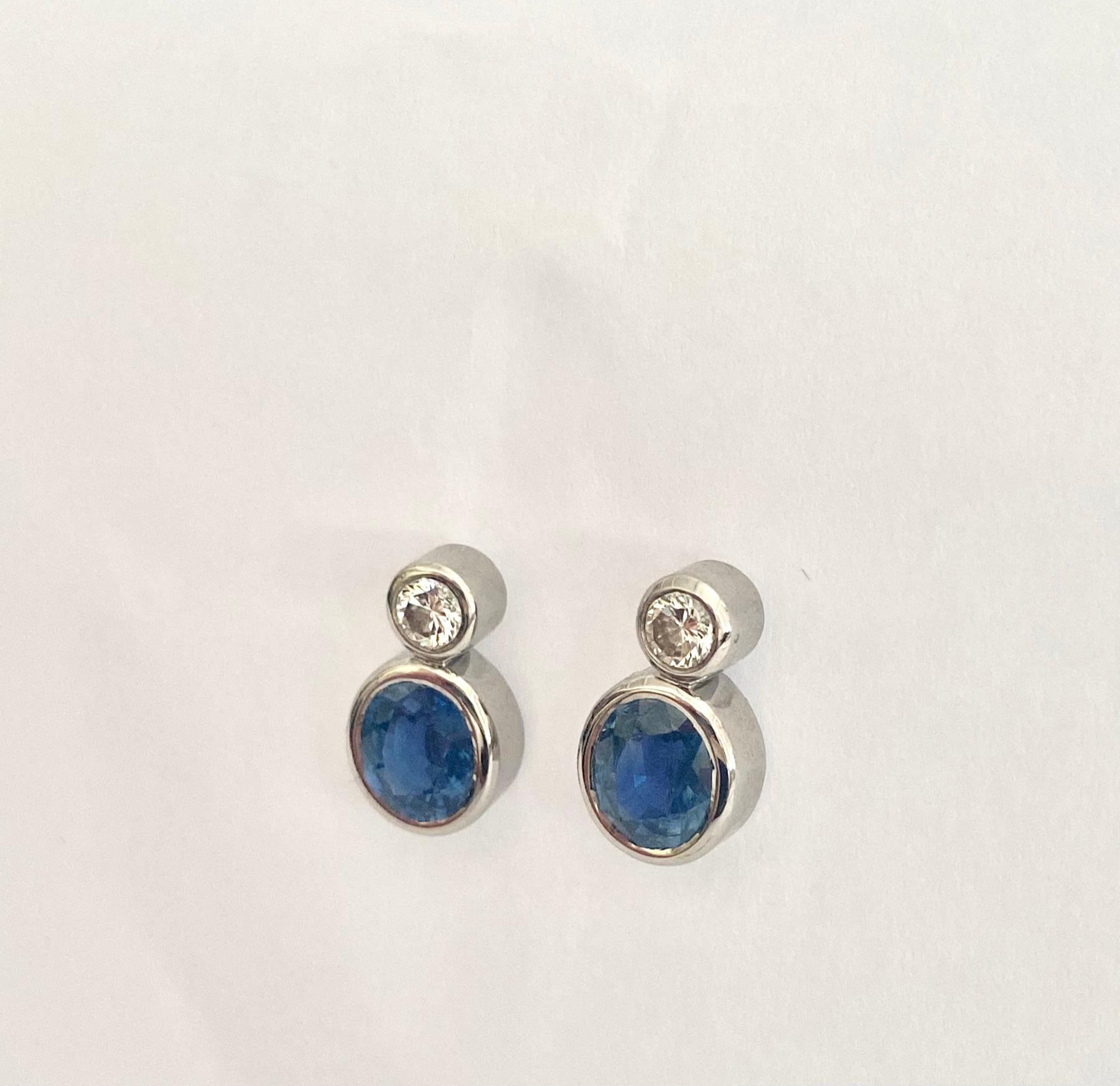 A pair of 18K. white gold earrings.
Natural Sapphires: 2.80 ct.
natural brilliant cut diamonds: 0.30 ct VVS/F-G
Manual work,
Comes with an independent certificate from ALGT (Antwerp)
Weight: 5.44 grams
size: 14mm x 8mm x 4mm