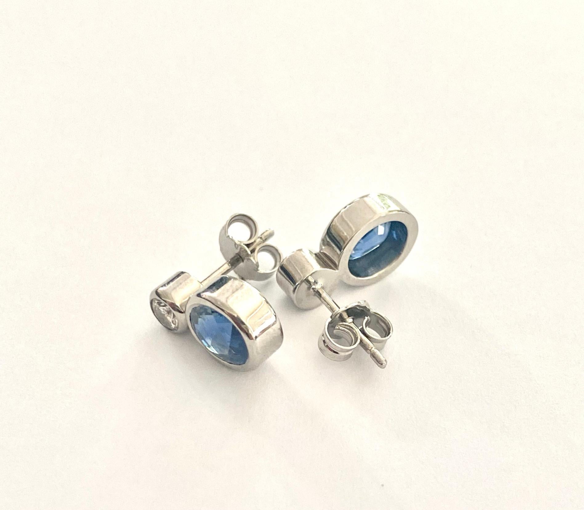 White Gold Ear Studs Each with a Sapphire and Brilliant In New Condition In Heerlen, NL