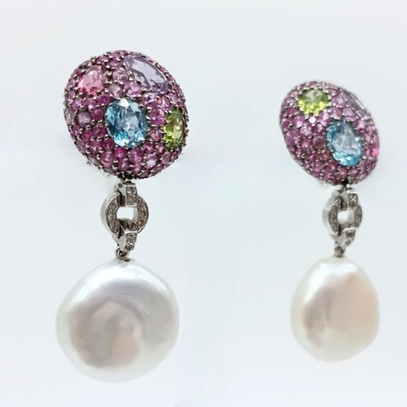 White Gold Earrings with omega clasp.
Round Shape with 169 pink Sapphires, different stones set 2 blue topazes, 2 peridot, 2 pink tormalines and 2 rose frace amethyst. 2 Pearl pendands on a white gold chain with 20 diamonds.

White Gold 18k
20
