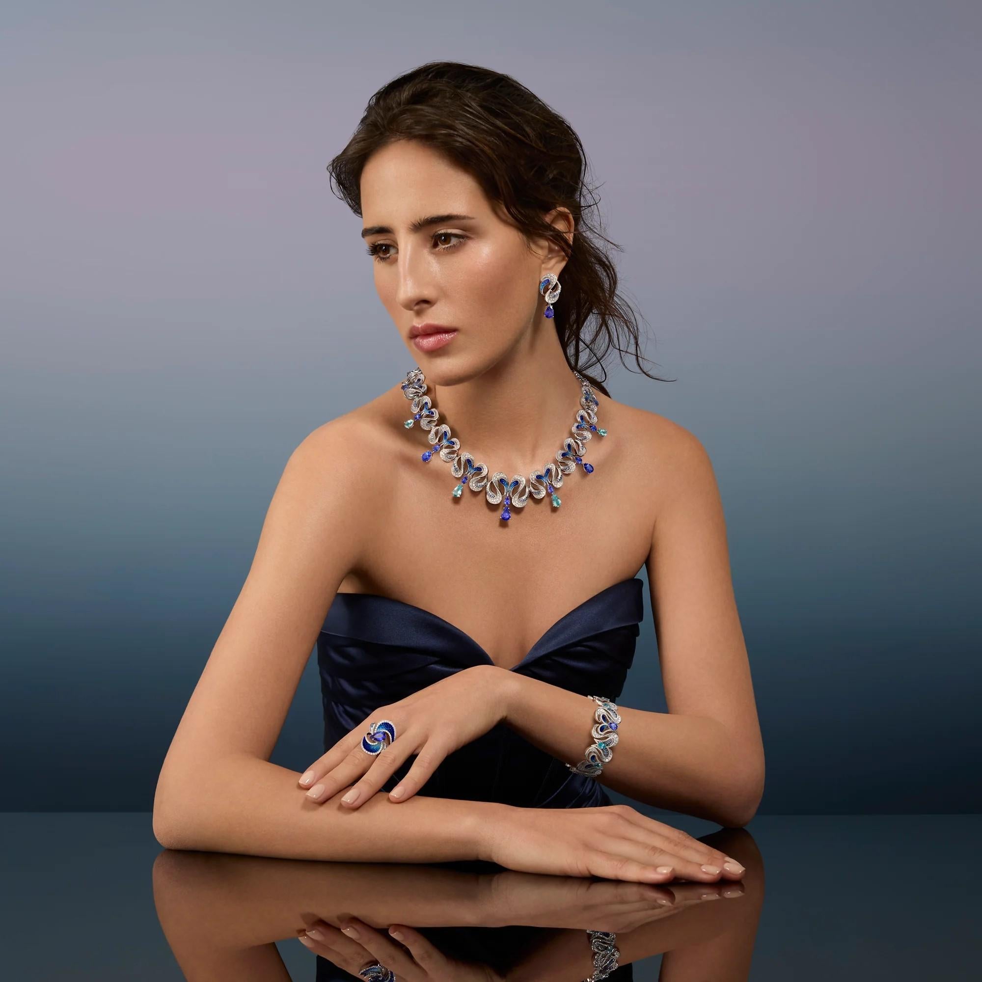 Questi orecchini, che riprendono l'eleganza fluida della Collection'S, continuano il sinuoso motivo a 