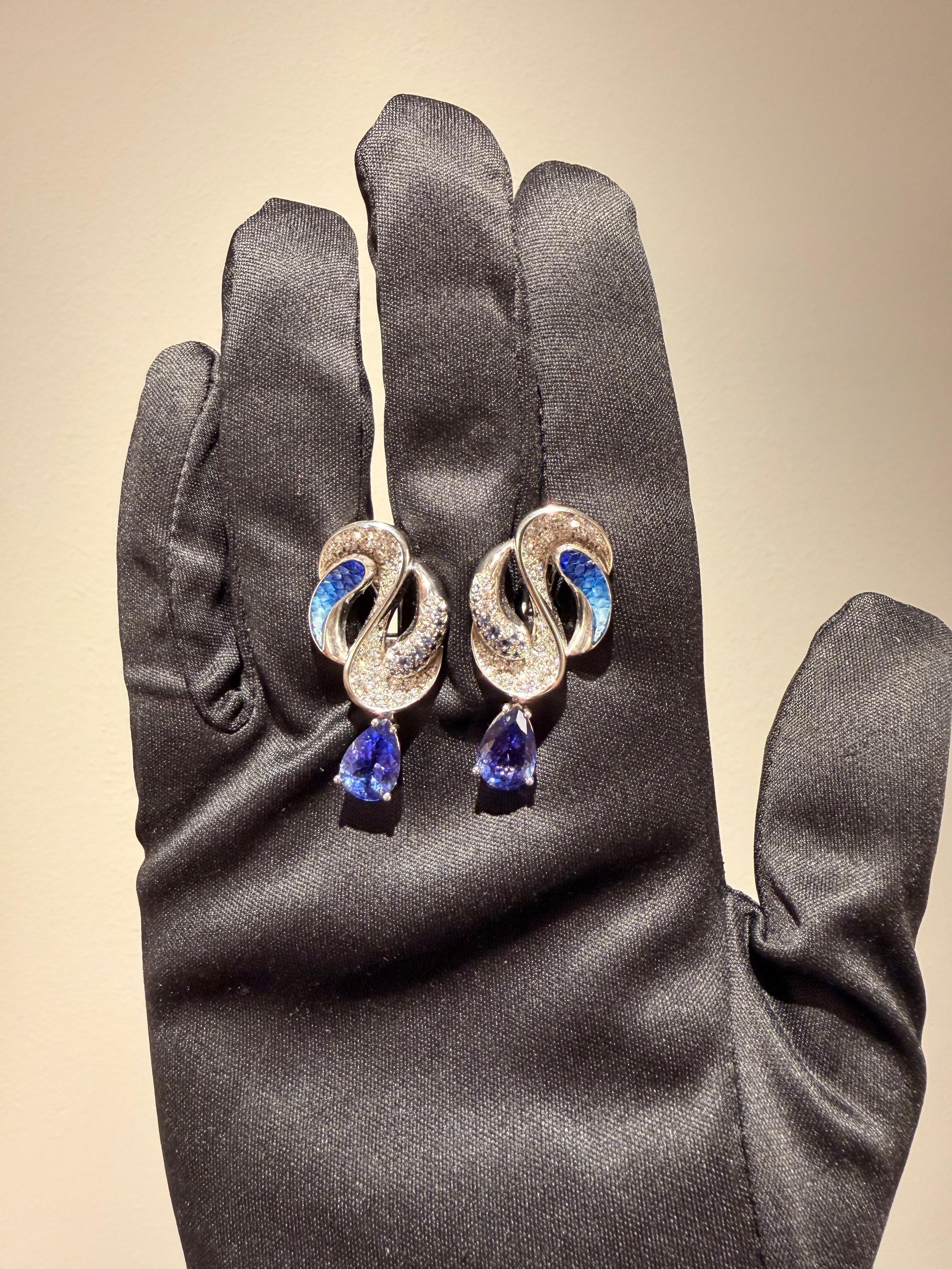 Contemporain Boucles d'oreilles en or blanc avec diamant blanc, tanzanite, saphir bleu et micromosaïque en vente
