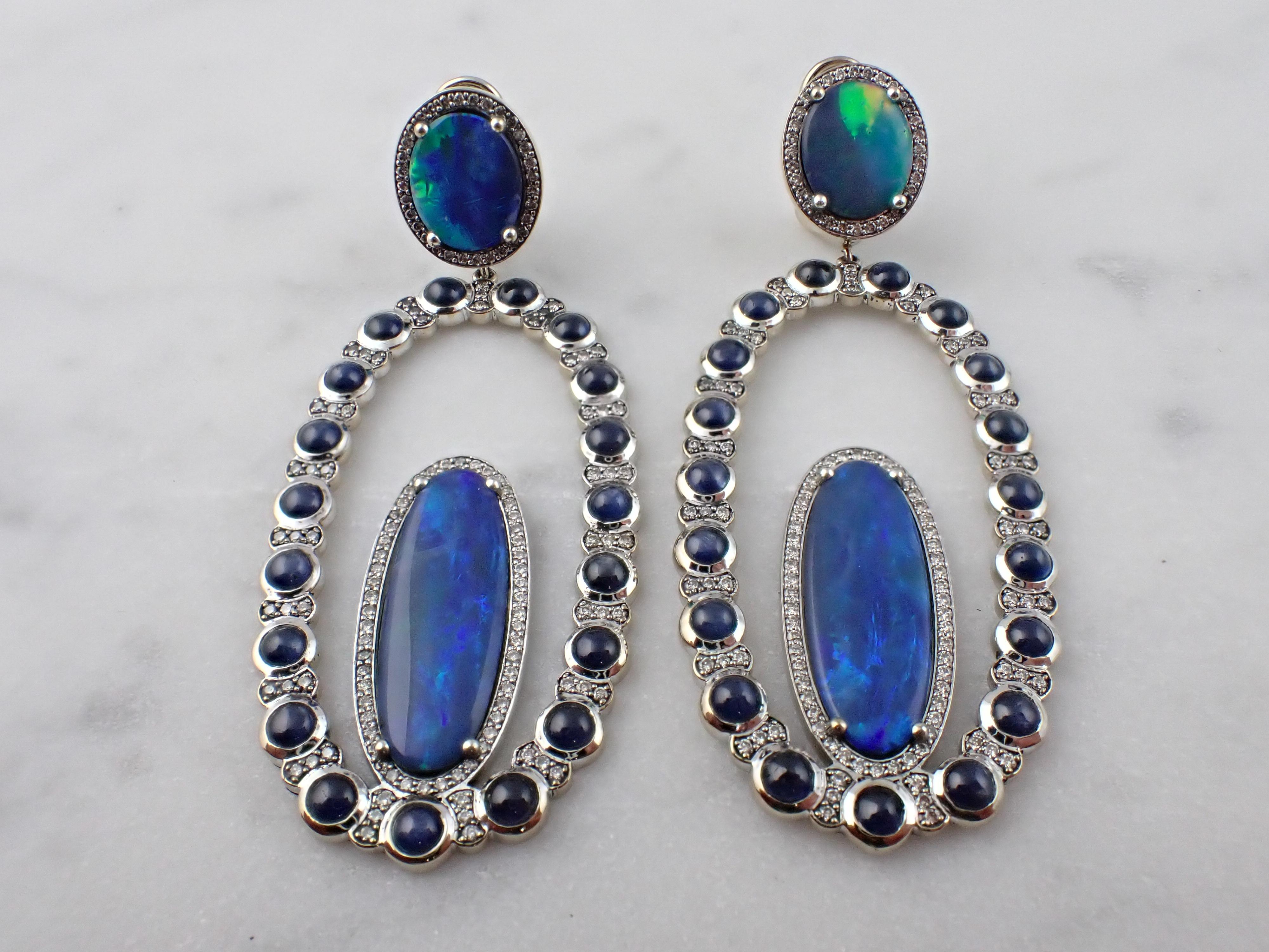 Orecchini in oro bianco 18K con diamanti, zaffiri blu e opali in vendita 1