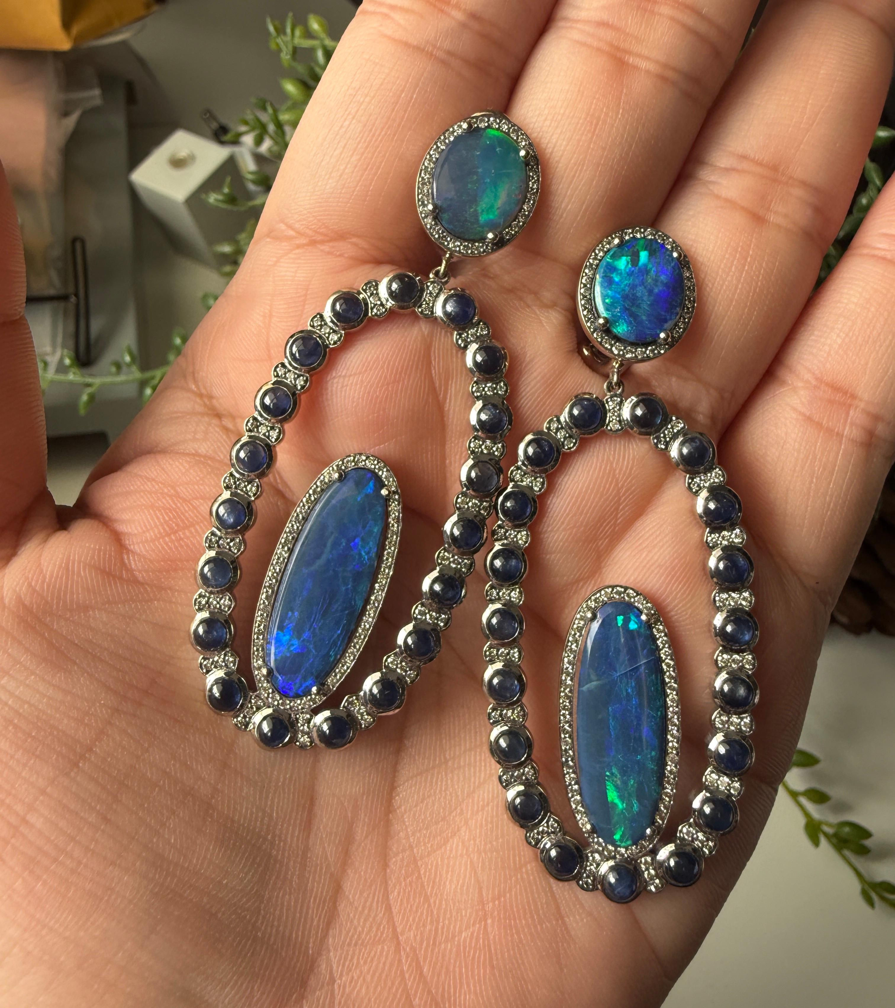 Orecchini in oro bianco 18K con diamanti, zaffiri blu e opali in vendita 2