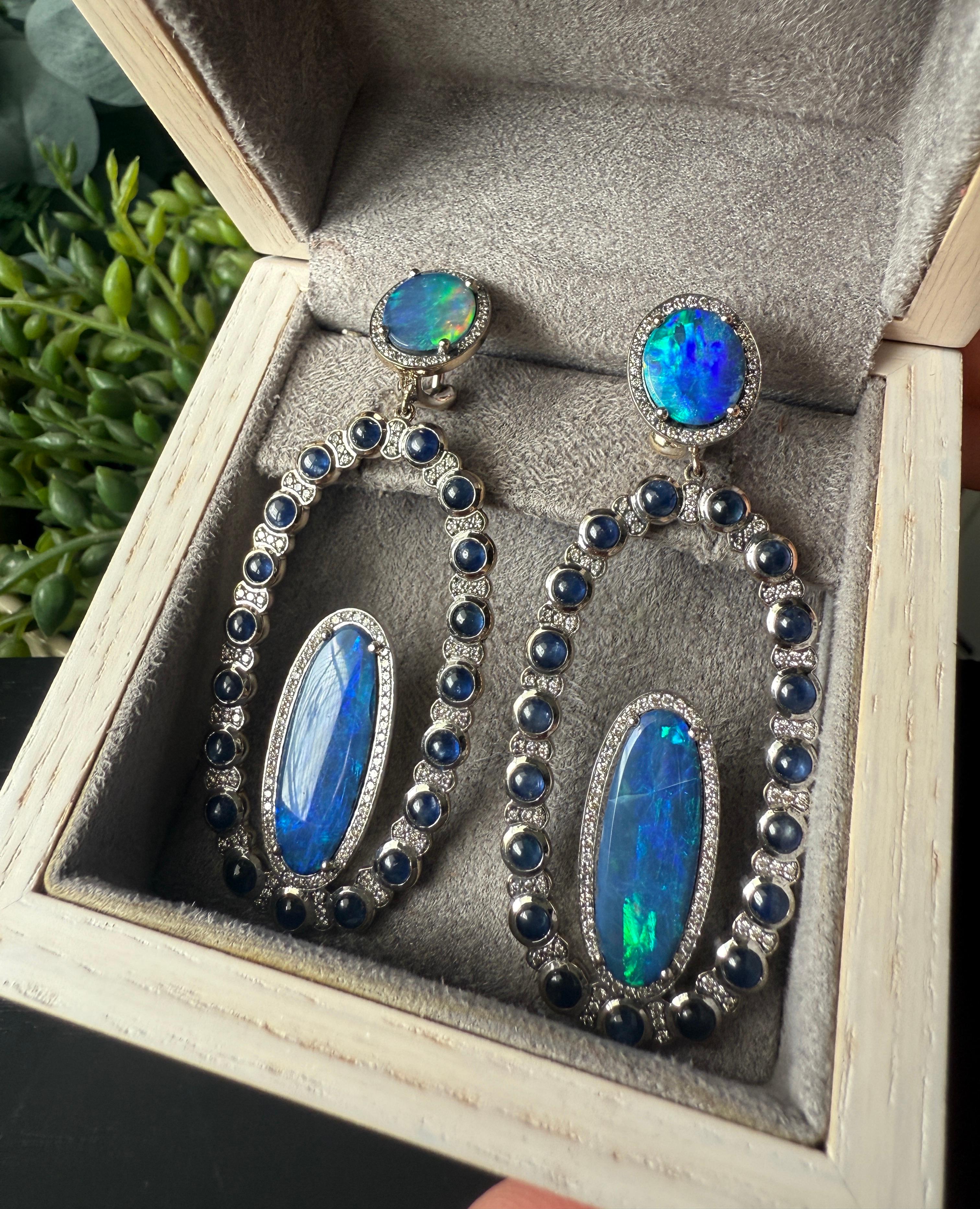Orecchini in oro bianco 18K con diamanti, zaffiri blu e opali in vendita 3