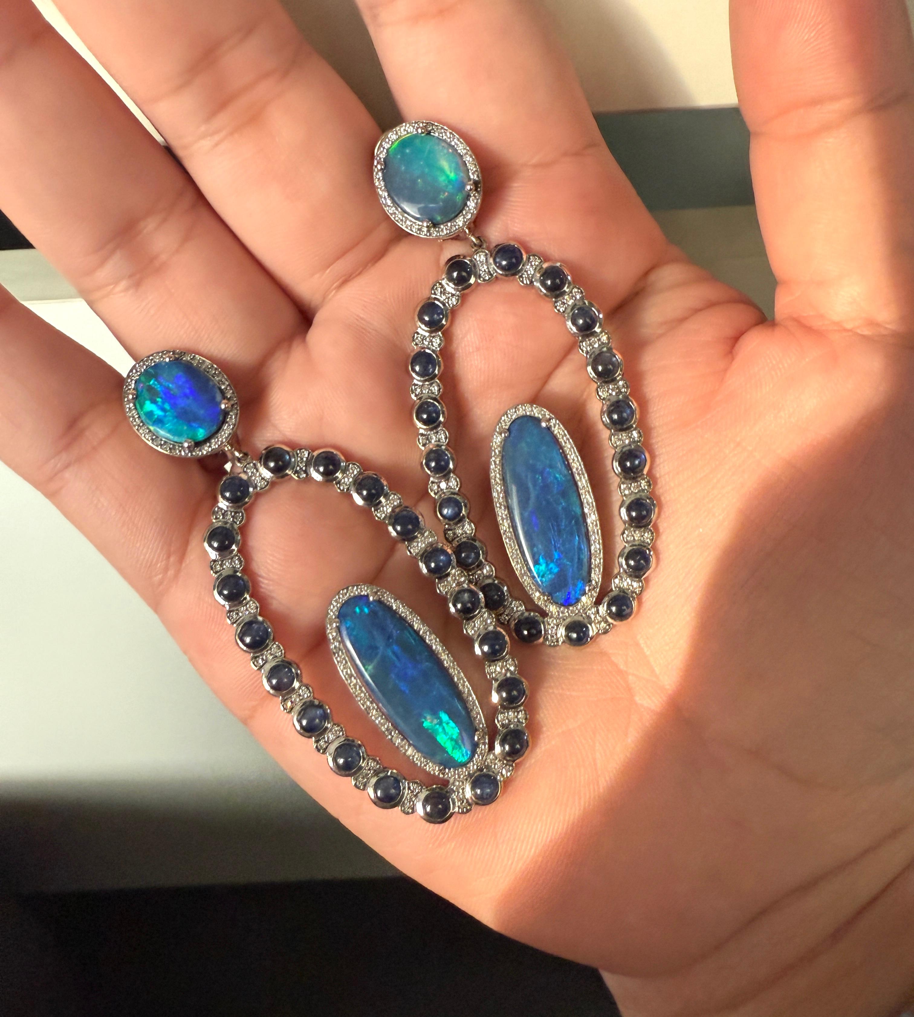 Orecchini in oro bianco 18K con diamanti, zaffiri blu e opali in vendita 4