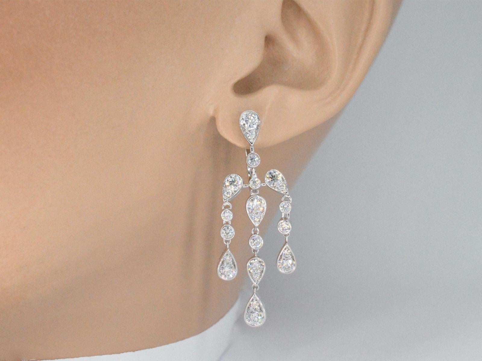 Contemporain Boucles d'oreilles en or blanc au design spécial ornées de diamants en vente