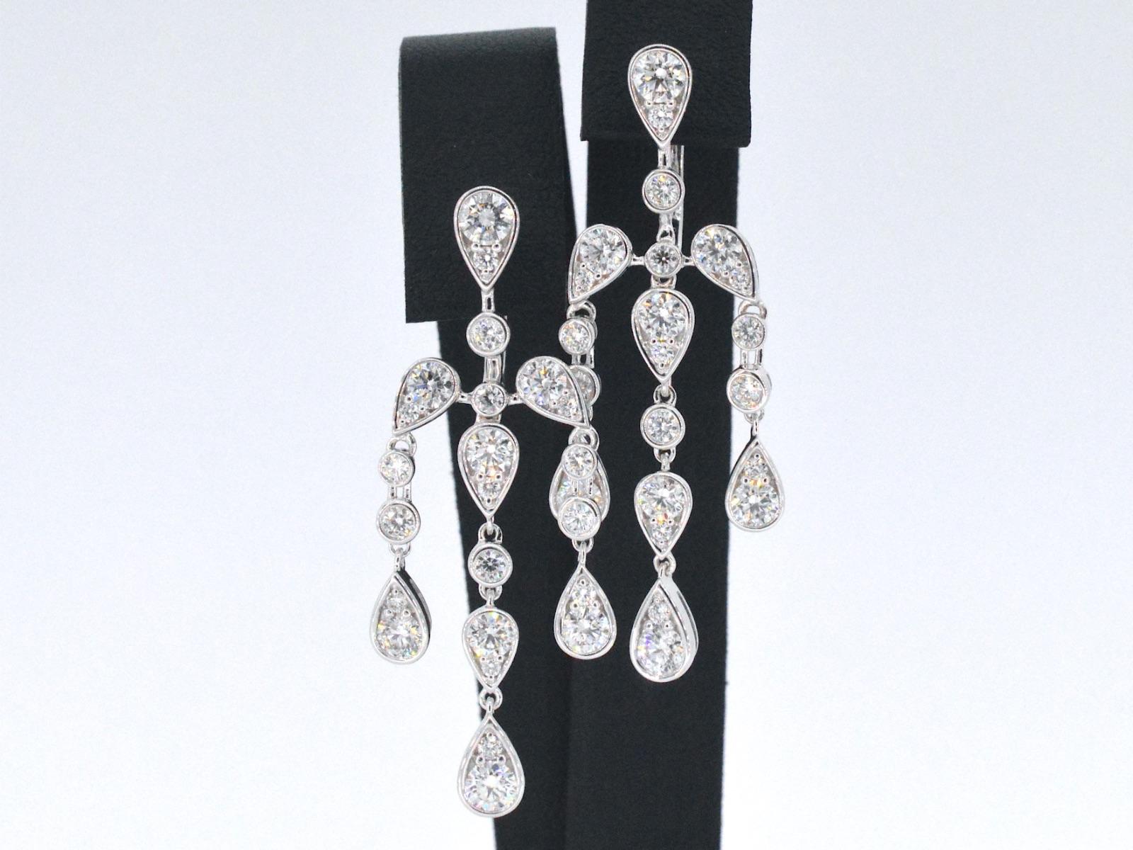Taille brillant Boucles d'oreilles en or blanc au design spécial ornées de diamants en vente