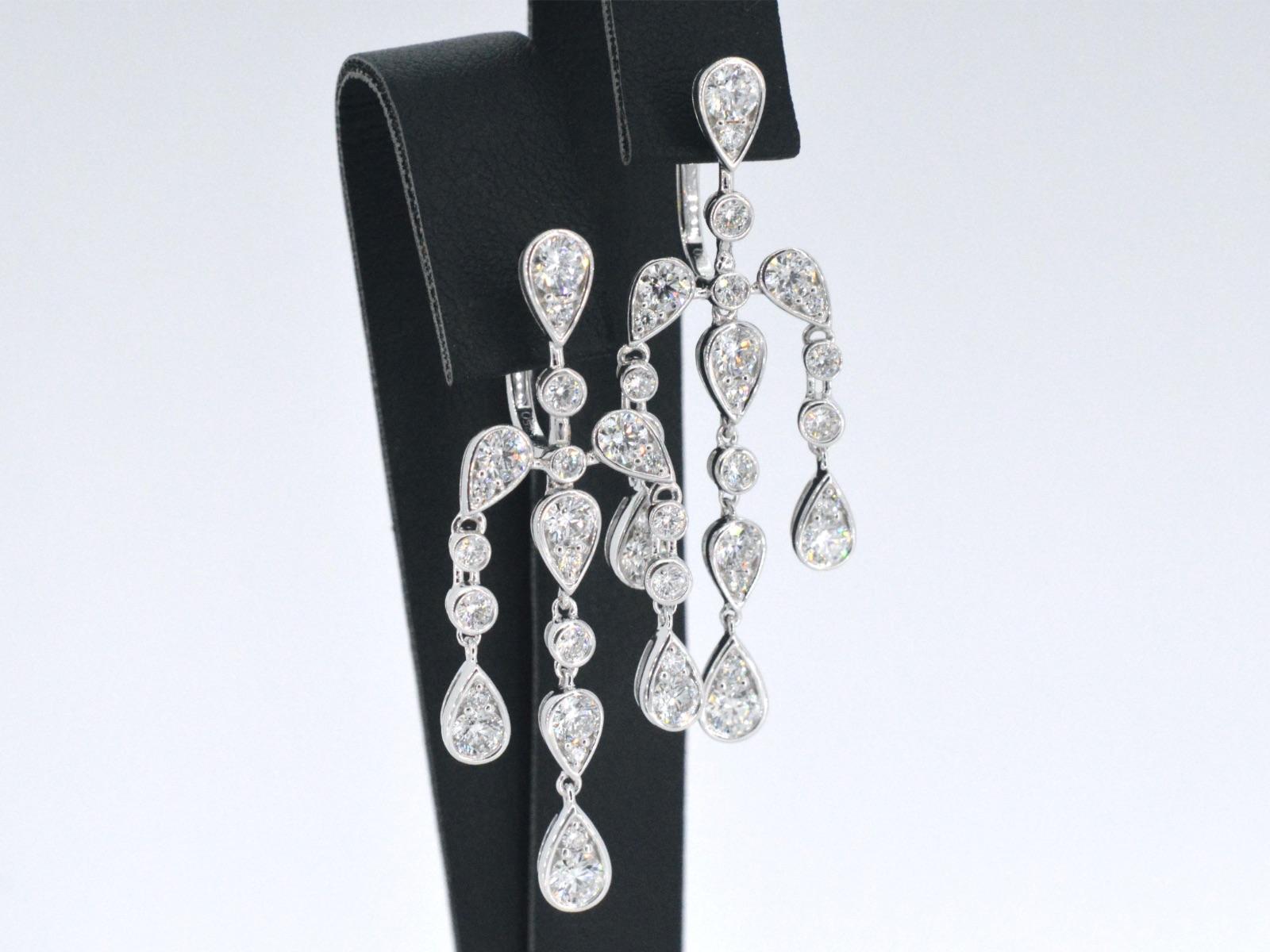 Boucles d'oreilles en or blanc au design spécial ornées de diamants Neuf - En vente à AMSTELVEEN, NH
