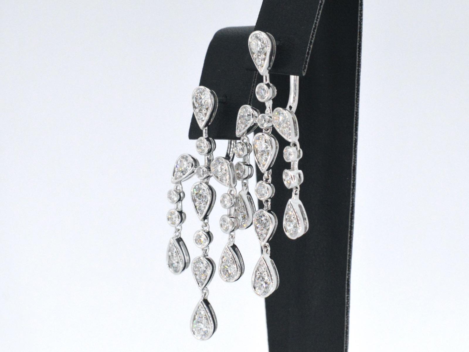 Boucles d'oreilles en or blanc au design spécial ornées de diamants Pour femmes en vente