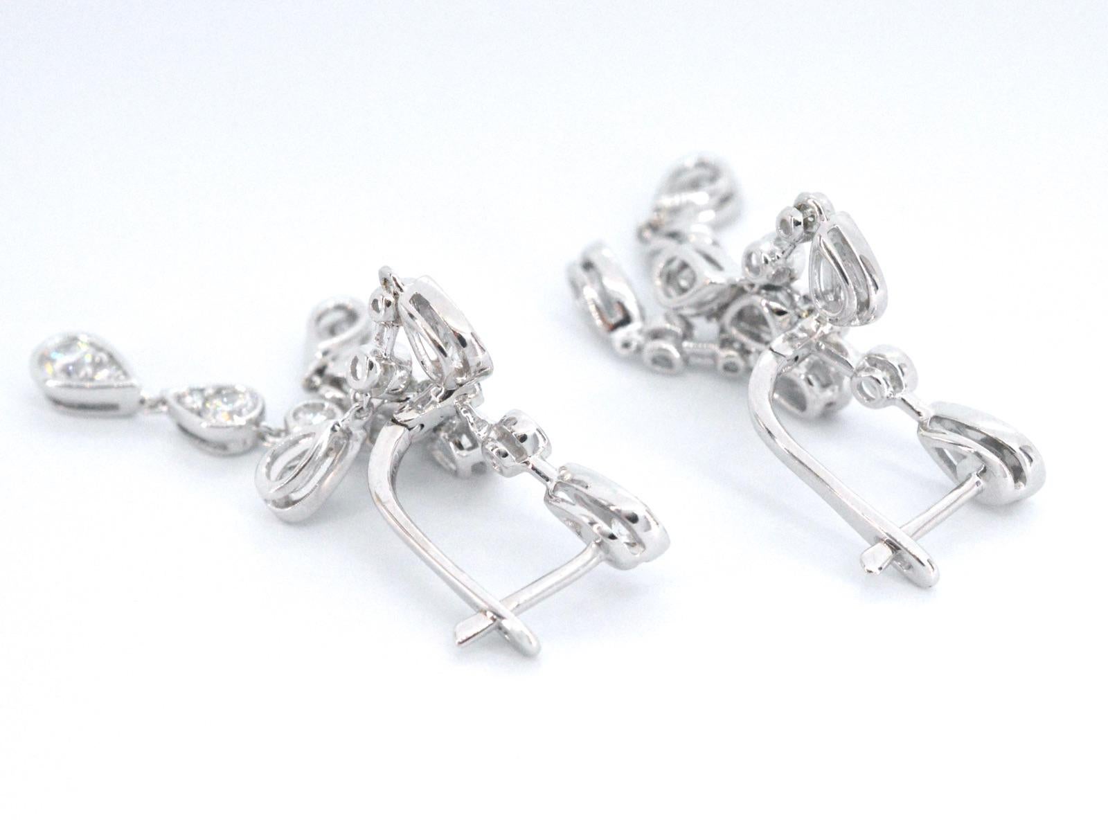 Boucles d'oreilles en or blanc au design spécial ornées de diamants en vente 1