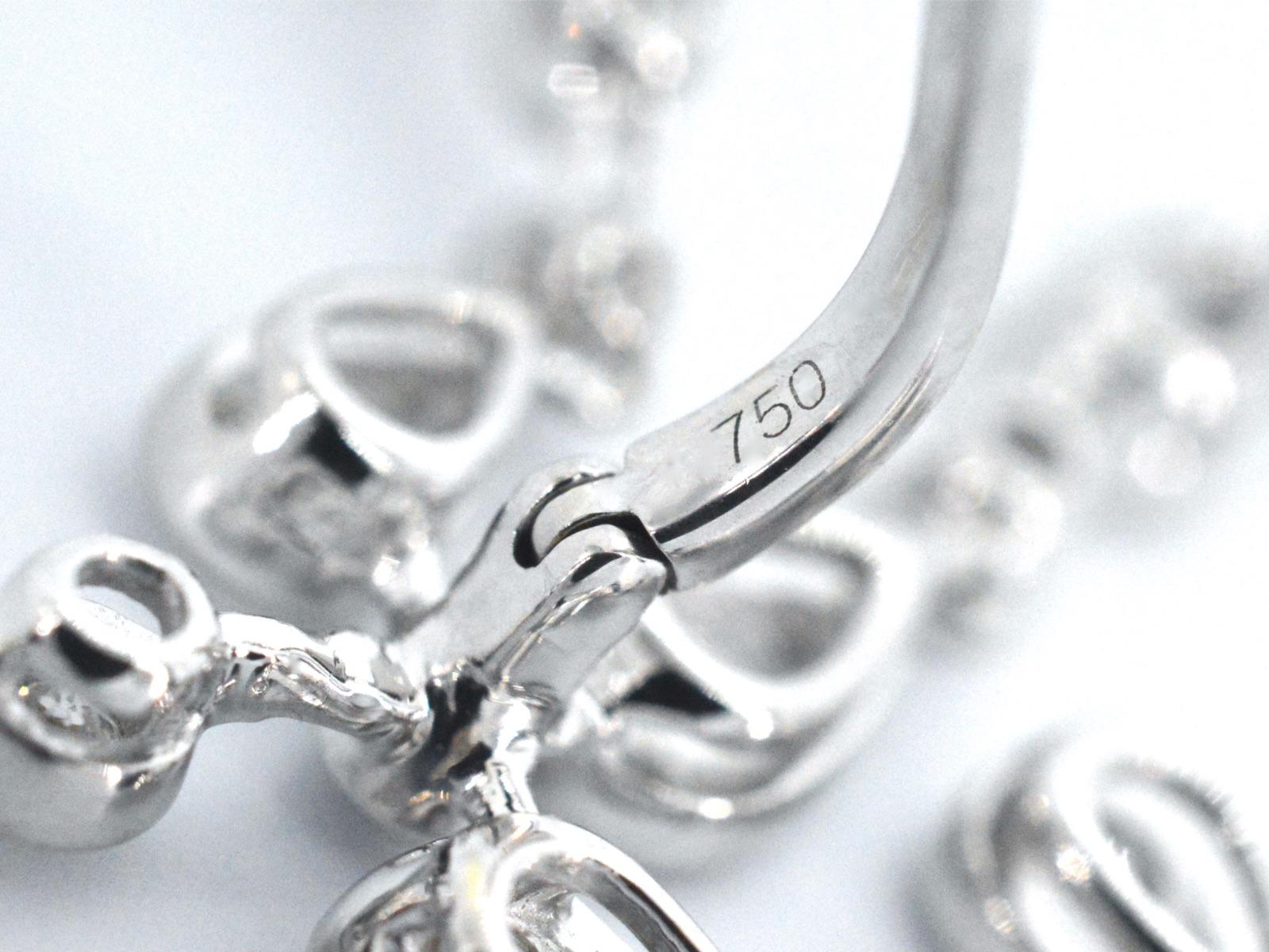 Boucles d'oreilles en or blanc au design spécial ornées de diamants en vente 2