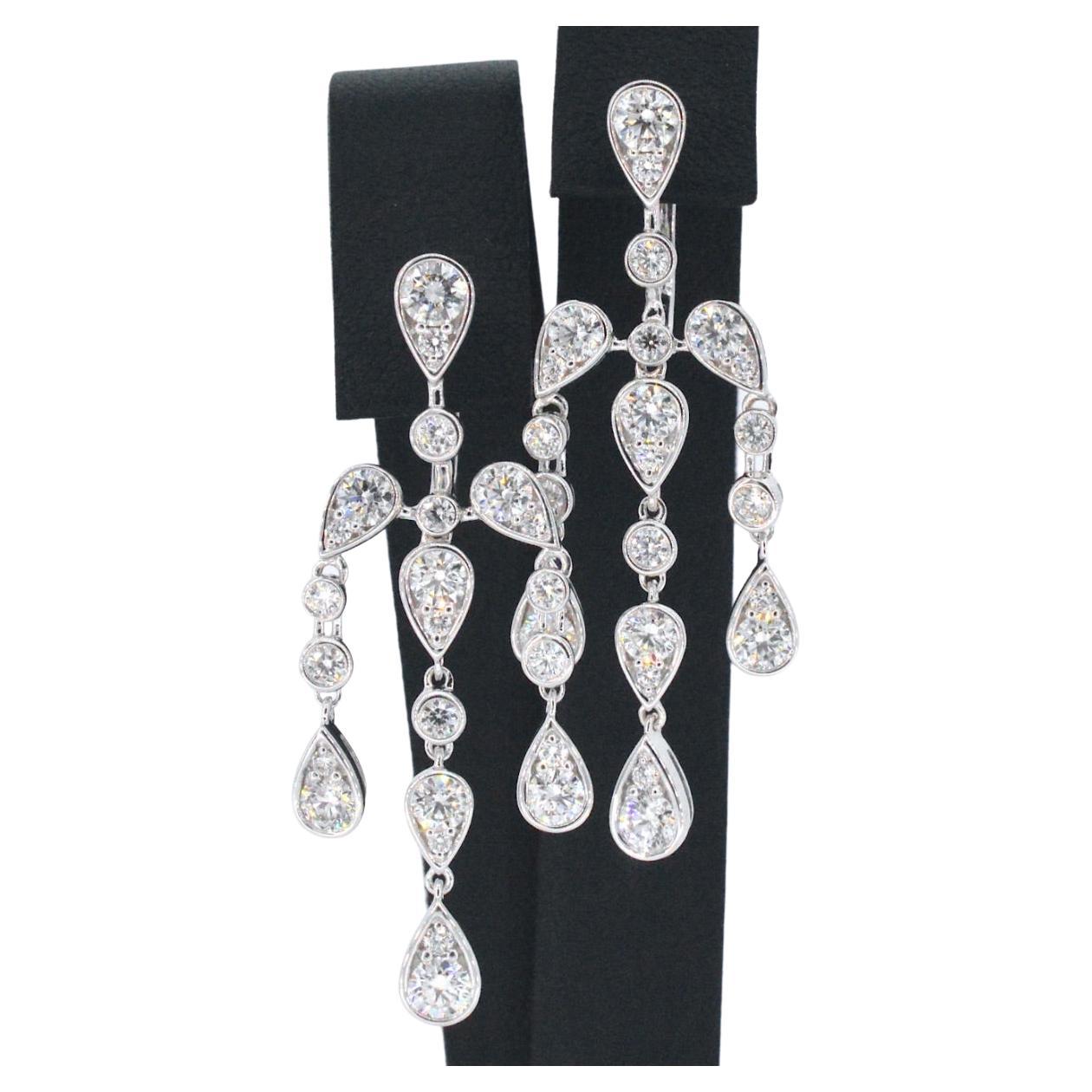 Boucles d'oreilles en or blanc au design spécial ornées de diamants en vente