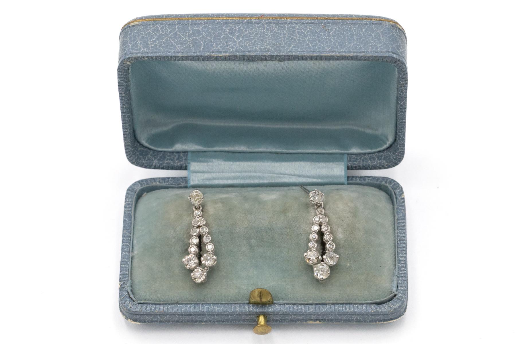 Art déco Boucles d'oreilles en or blanc avec 1,22 ct de diamants taille ancienne brillant, France, vers 1940. en vente