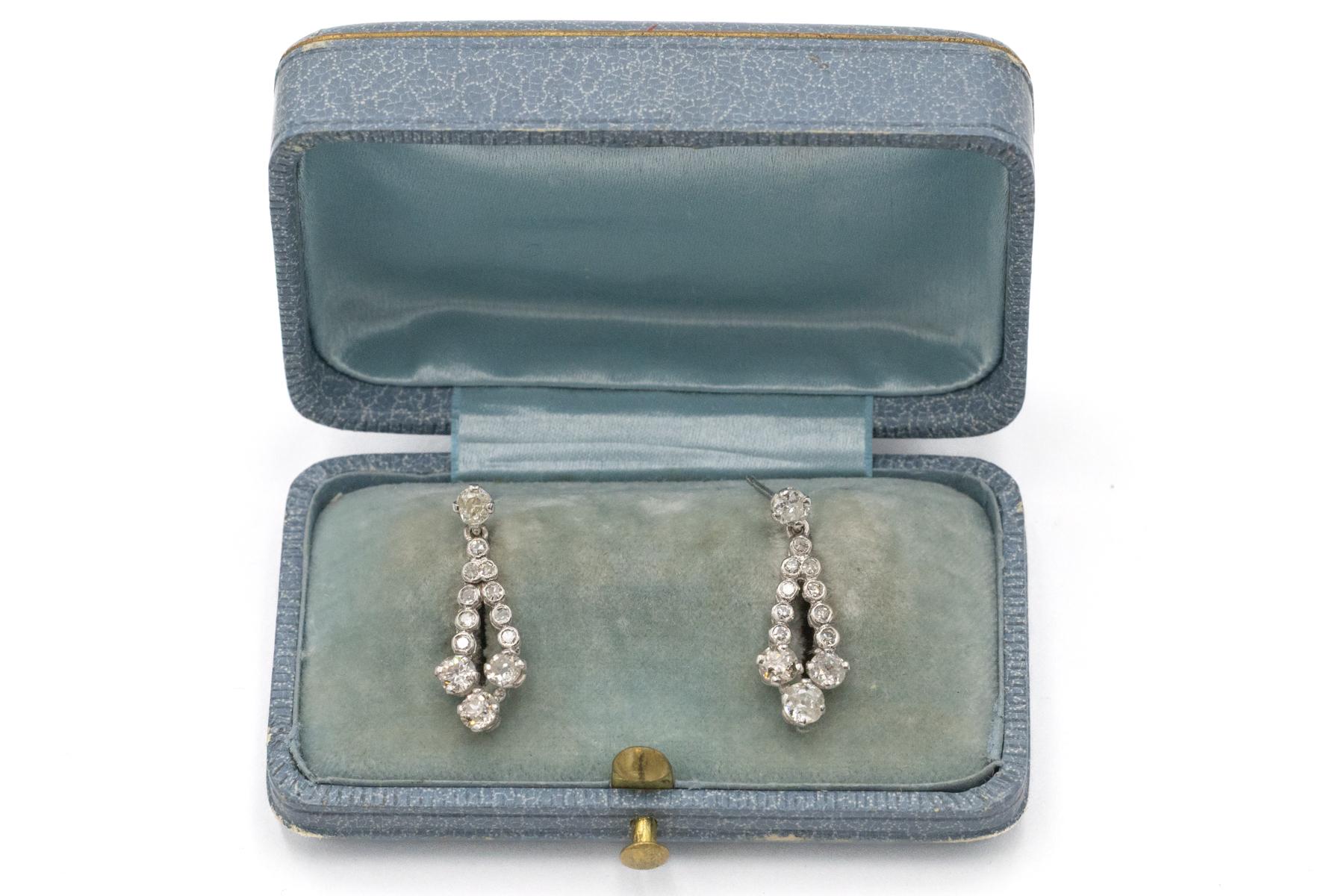 Boucles d'oreilles en or blanc avec 1,22 ct de diamants taille ancienne brillant, France, vers 1940. Pour femmes en vente