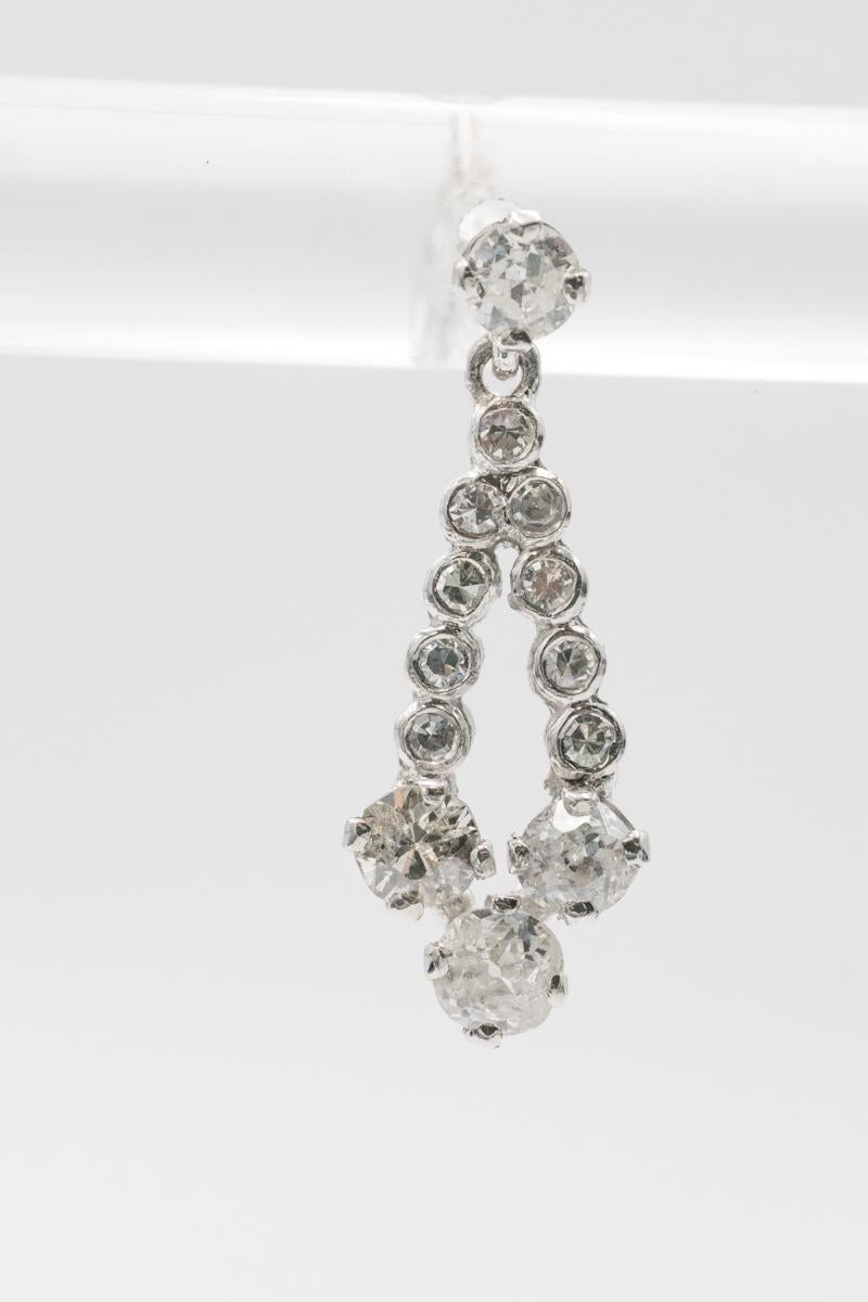 Boucles d'oreilles en or blanc avec 1,22 ct de diamants taille ancienne brillant, France, vers 1940. en vente 1