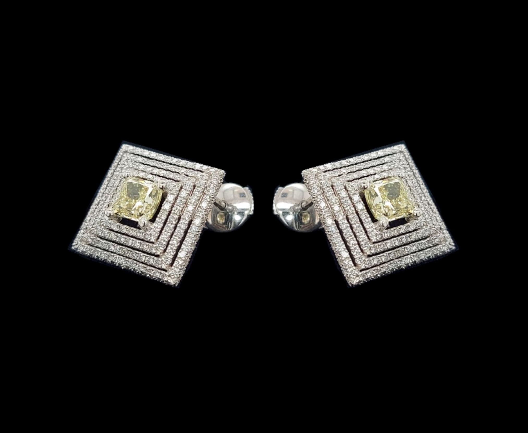 WHITE GOLDEN EARRINGS WITH FANCY YELLOW CENTER DIAMOND AND WHITE BRILLIANT CUT DIAMONDS

MATERIAL: 18 kt white gold

SIZE: 16 mm

WEIGHT: 6.6 grams / 4.2 dwt / 0.234 oz 

DIAMONDS: small brilliant cut diamonds together ca. 1.66 cts, 2 princess cut
