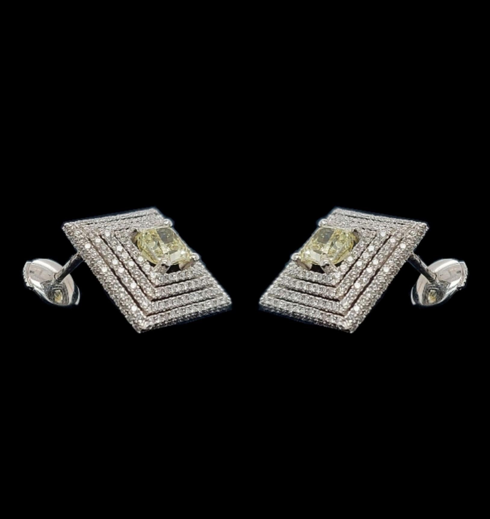 Weißgold-Ohrringe mit 2,02 Karat aus gelbem Diamanten in der Mitte und 1,66 Karat Diamanten (Kunsthandwerker*in) im Angebot