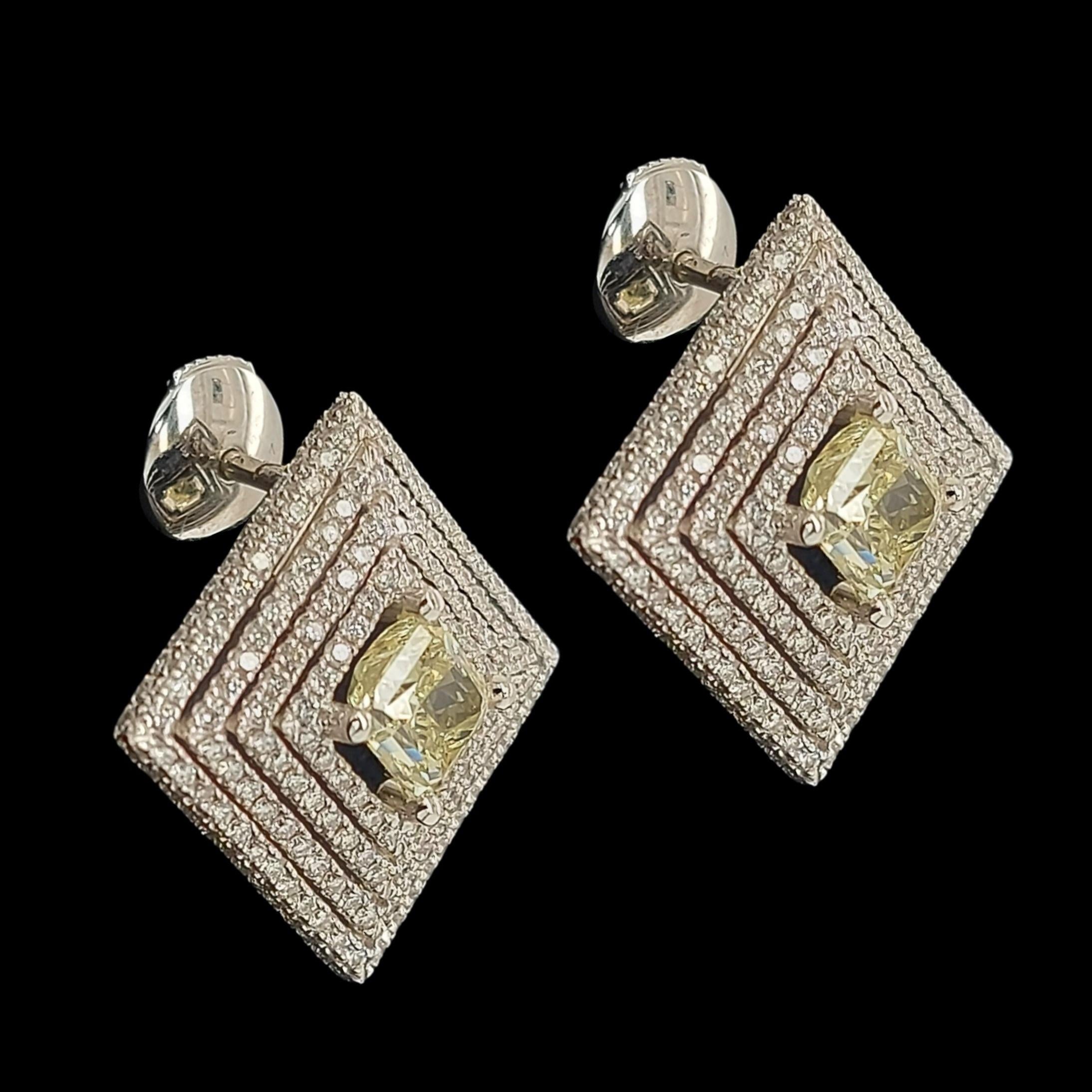 Weißgold-Ohrringe mit 2,02 Karat aus gelbem Diamanten in der Mitte und 1,66 Karat Diamanten (Carréschliff) im Angebot