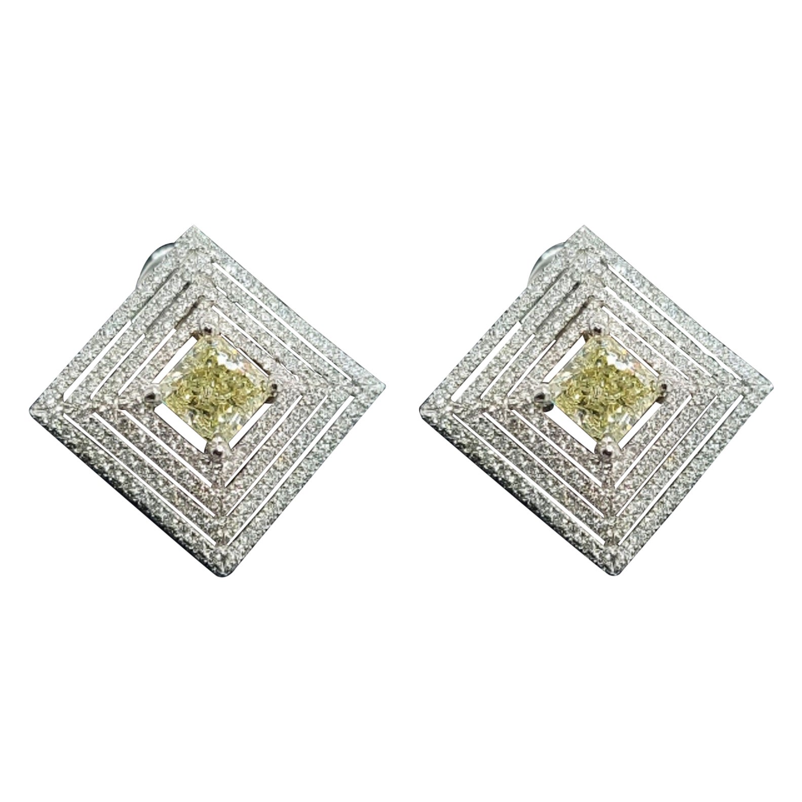 Pendientes de oro blanco con diamante central amarillo fantasía de 2,02 ct y diamantes de 1,66 ct