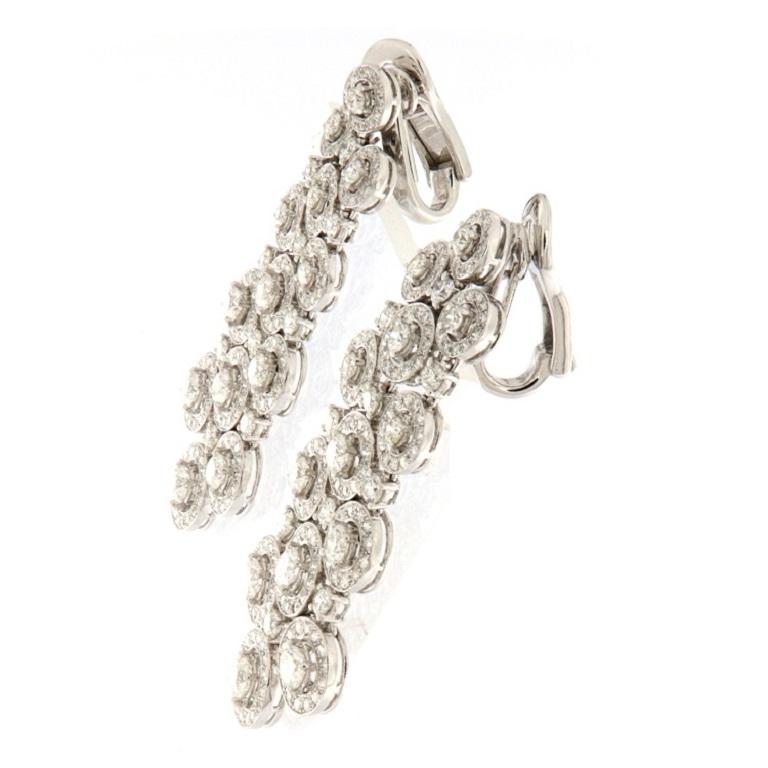 This is an incredible piece. It's a classic example of chandelier earrings.
Its beauty consists in a unique brightness, due to the high quality and high weight in carats of the set diamonds.
This jewel is characterized by the quality of the setting;