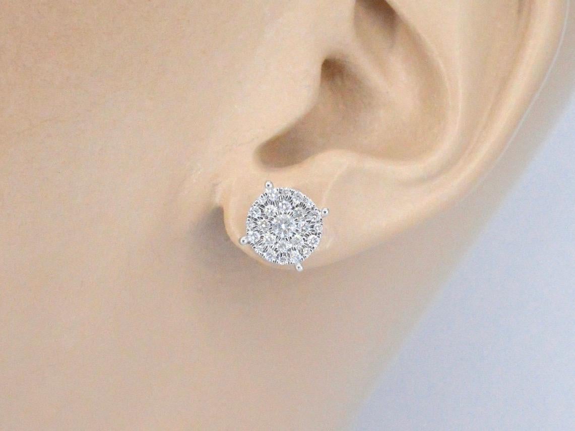 Ces magnifiques boucles d'oreilles en or blanc sont ornées d'un diamant taille brillant dans chaque oreille, créant ainsi un design classique et intemporel. Les diamants sont sertis de manière experte dans une monture à griffes sécurisée, permettant