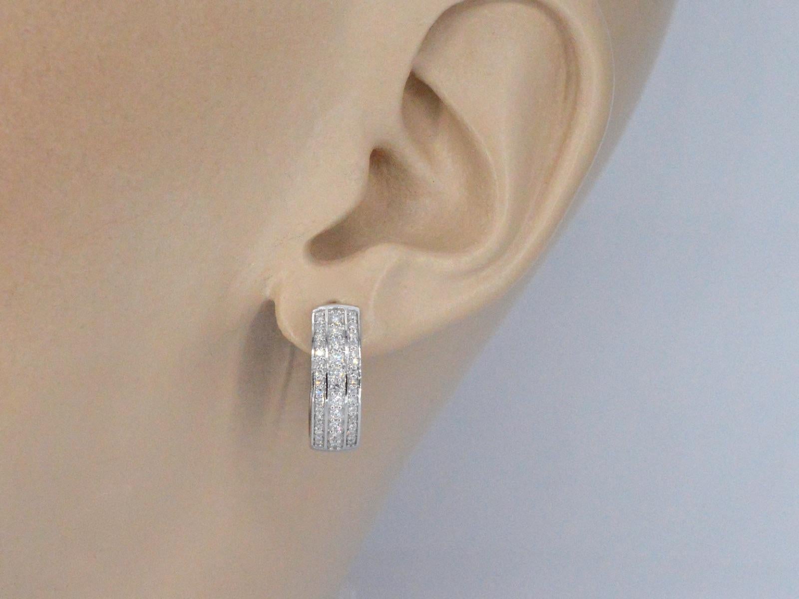 Contemporary White Gold Earrings with a Brilliant Cut Diamond For Sale