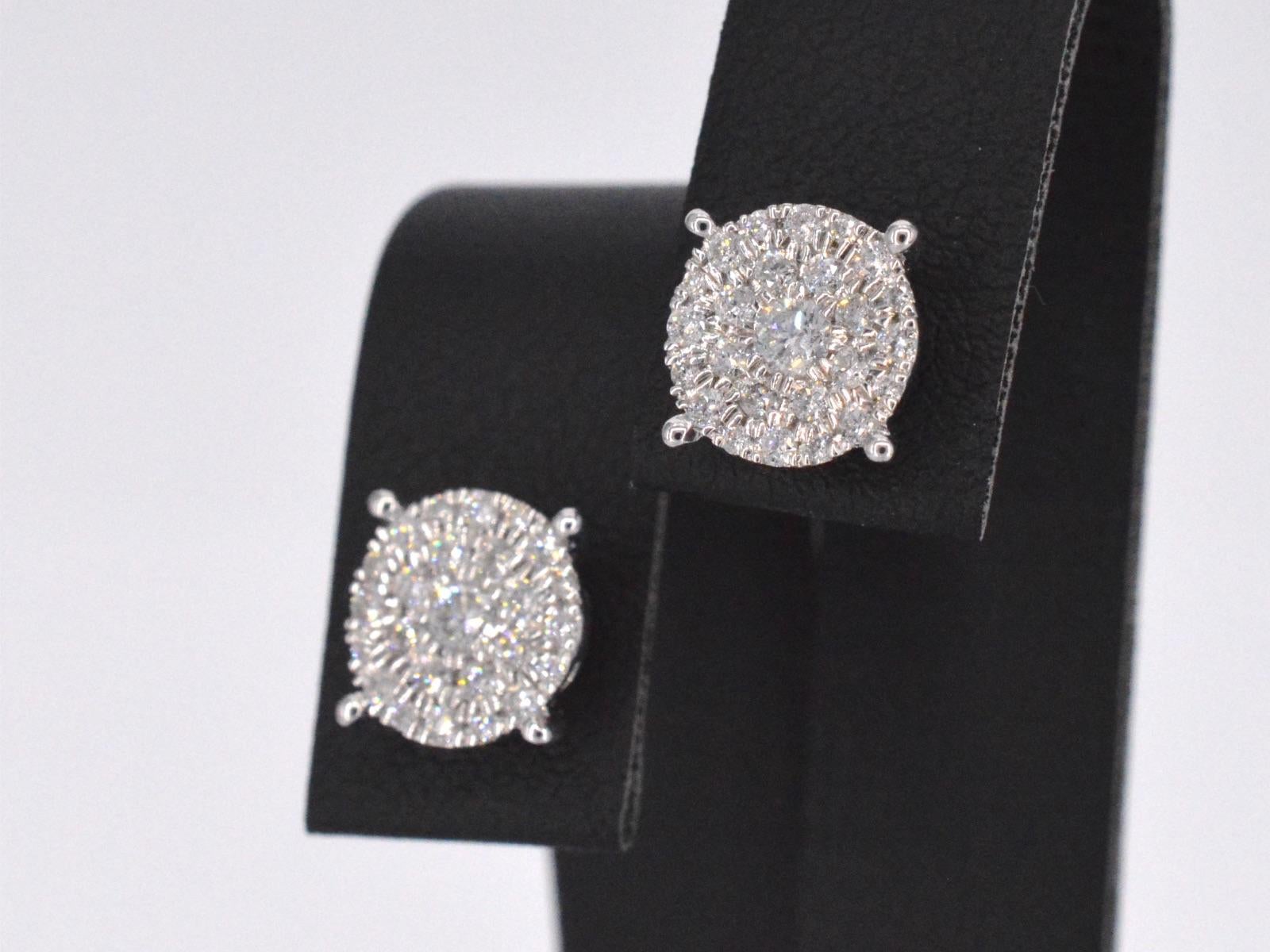 Taille brillant Boucles d'oreilles en or blanc avec un diamant taille brillant en vente