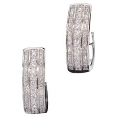 Boucles d'oreilles en or blanc avec un diamant taille brillant