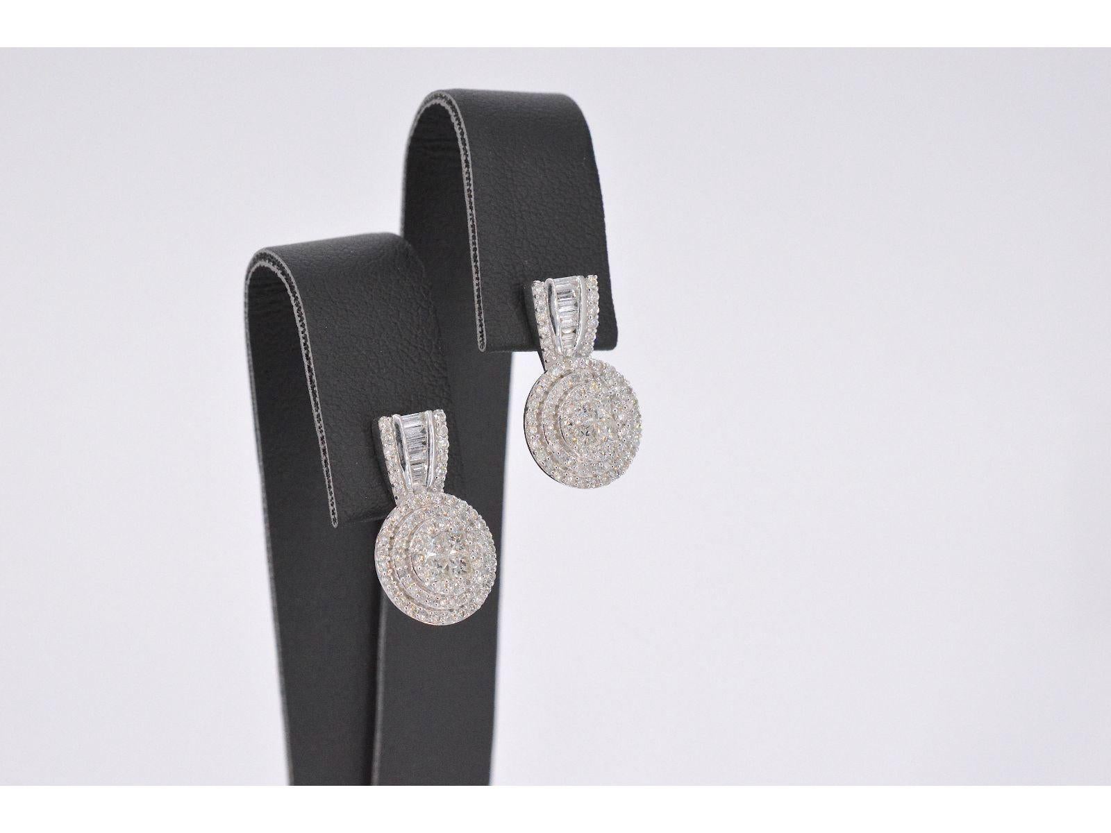 White Gold Earrings with Brilliant Cut Diamonds In New Condition For Sale In AMSTELVEEN, NH