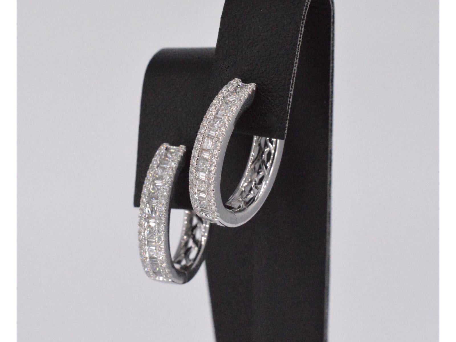 Contemporary White Gold Earrings with Brilliant, Princess and Baguette Diamonds For Sale