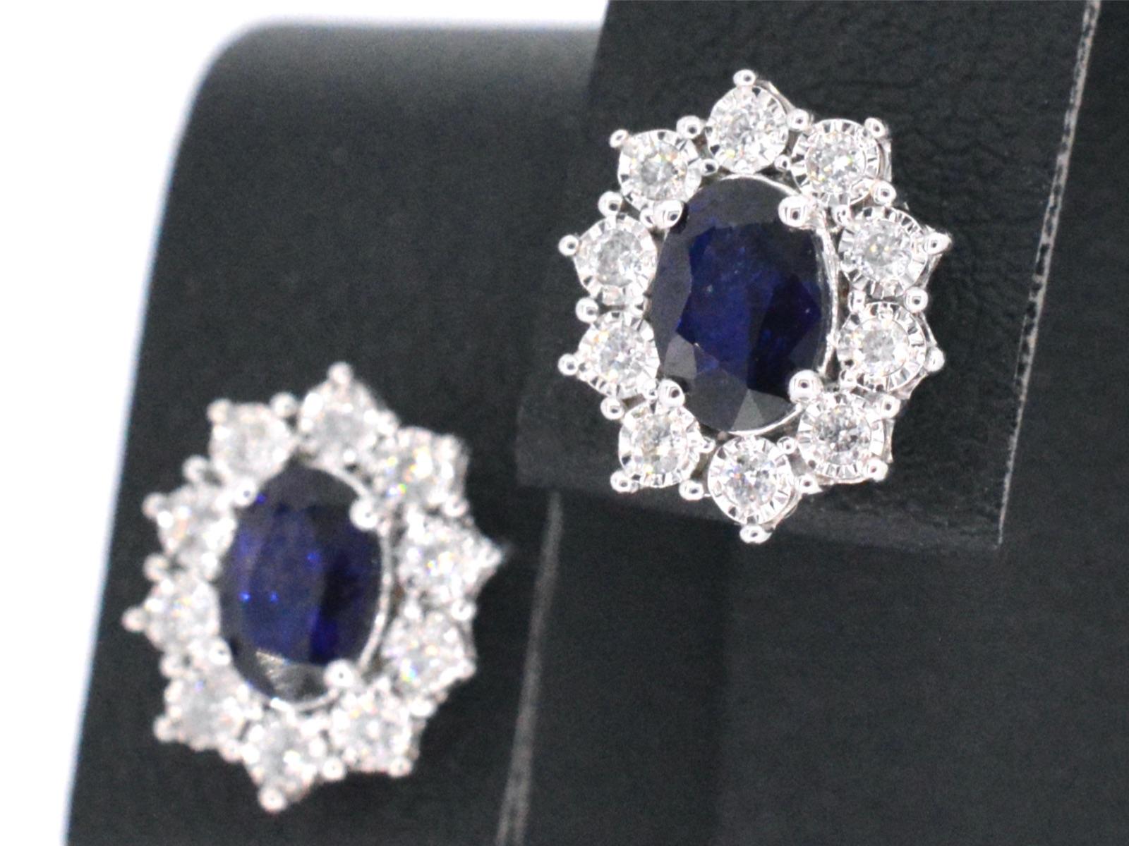 Contemporary White Gold Earrings with Diamonds and Sapphire For Sale