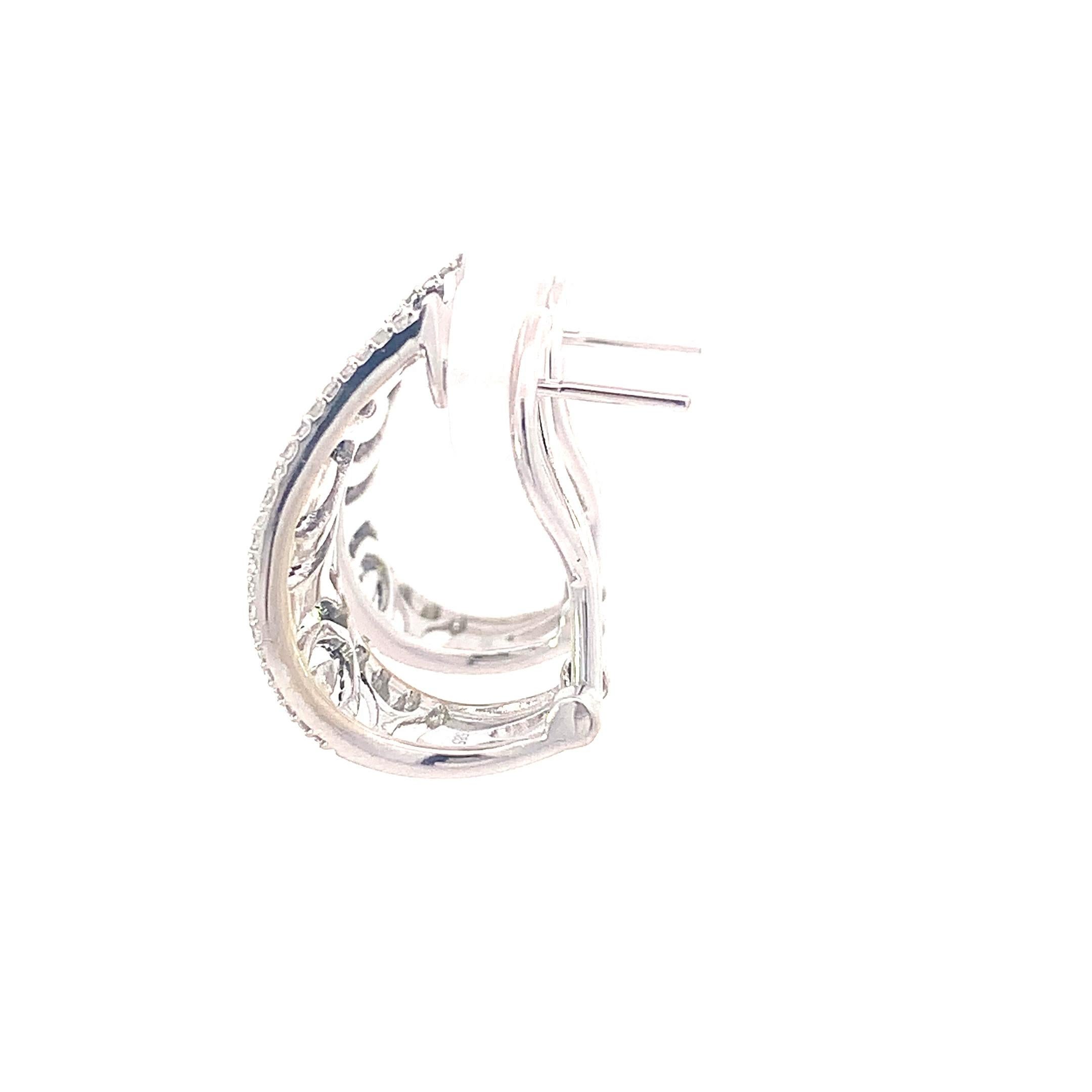 Exquisite elegance awaits with these diamond and sapphire earrings. The rich blue sapphires, highlighted by a halo of sparkling diamonds, create a captivating contrast that elevates any look.

14K White Gold
Earrings Diamond and Sapphire

White