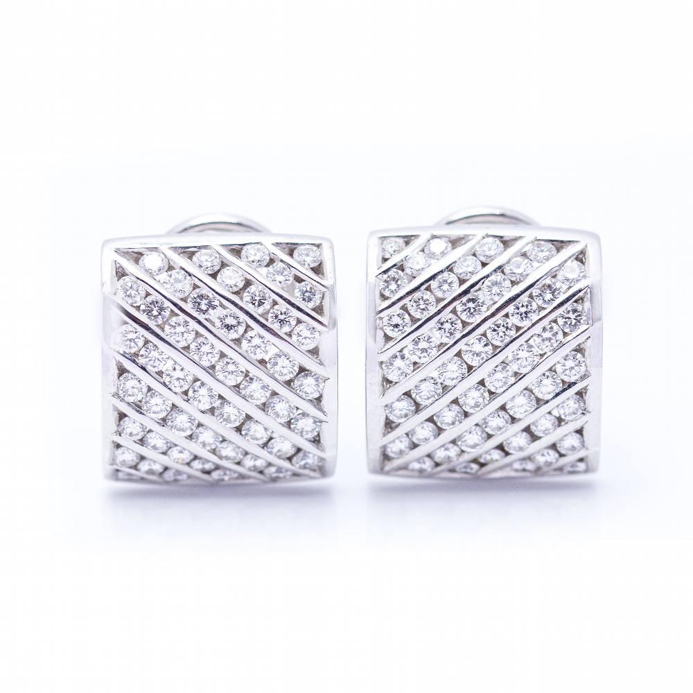 Boucles d'oreilles en or blanc : 88x diamants taille brillant d'un poids total approximatif de 1.92 cts. en qualité G/VS : Fermoir Omega : Or blanc 18 carats : 11.40 grammes.  Produit neuf, Réf. : N102944EJ