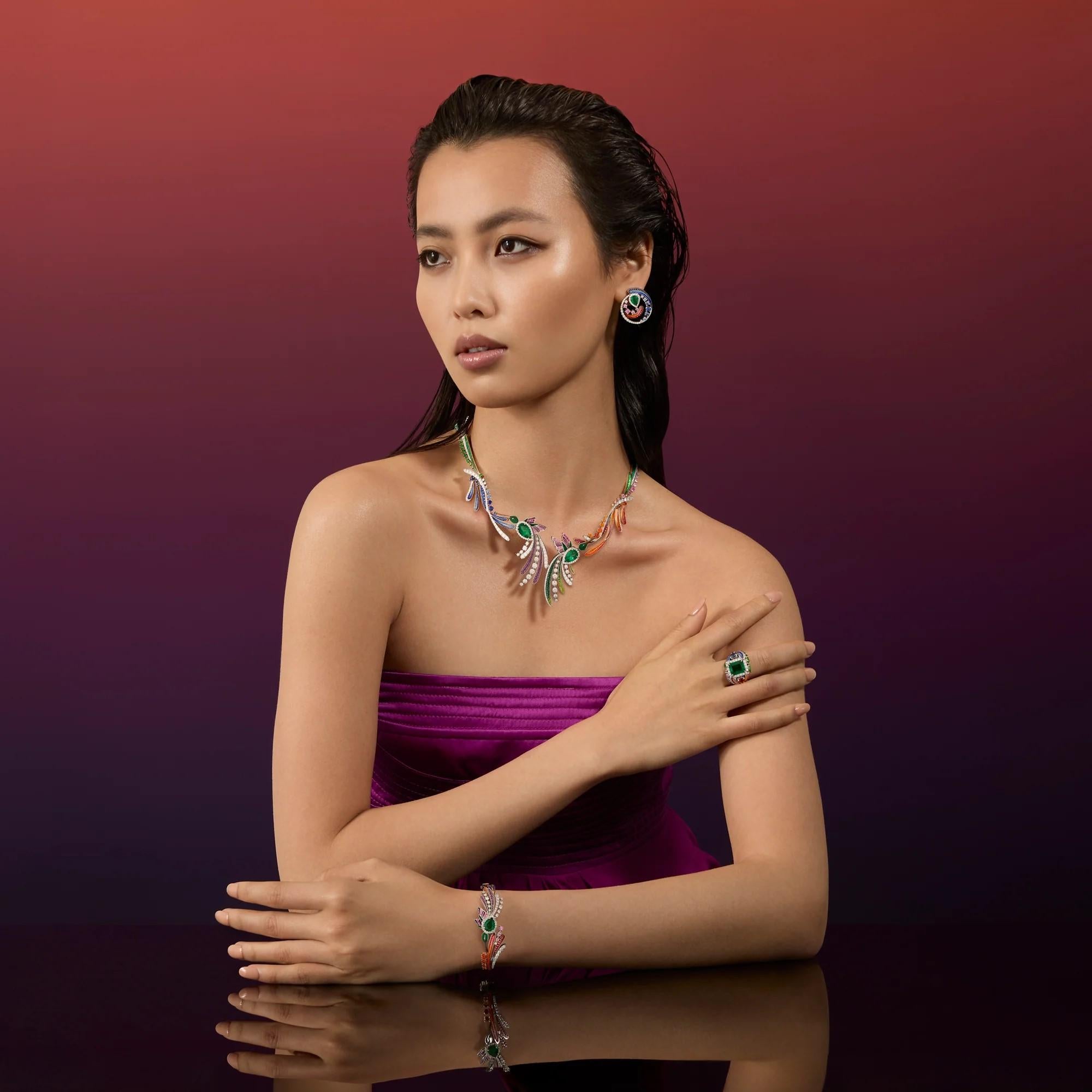 Les boucles d'oreilles Colibrì sont une expression radieuse de l'élégance de la nature, où la lumière et la couleur s'entremêlent en parfaite harmonie.
Un halo lumineux de diamants blancs entoure de délicates formes en forme de feuilles, dont les