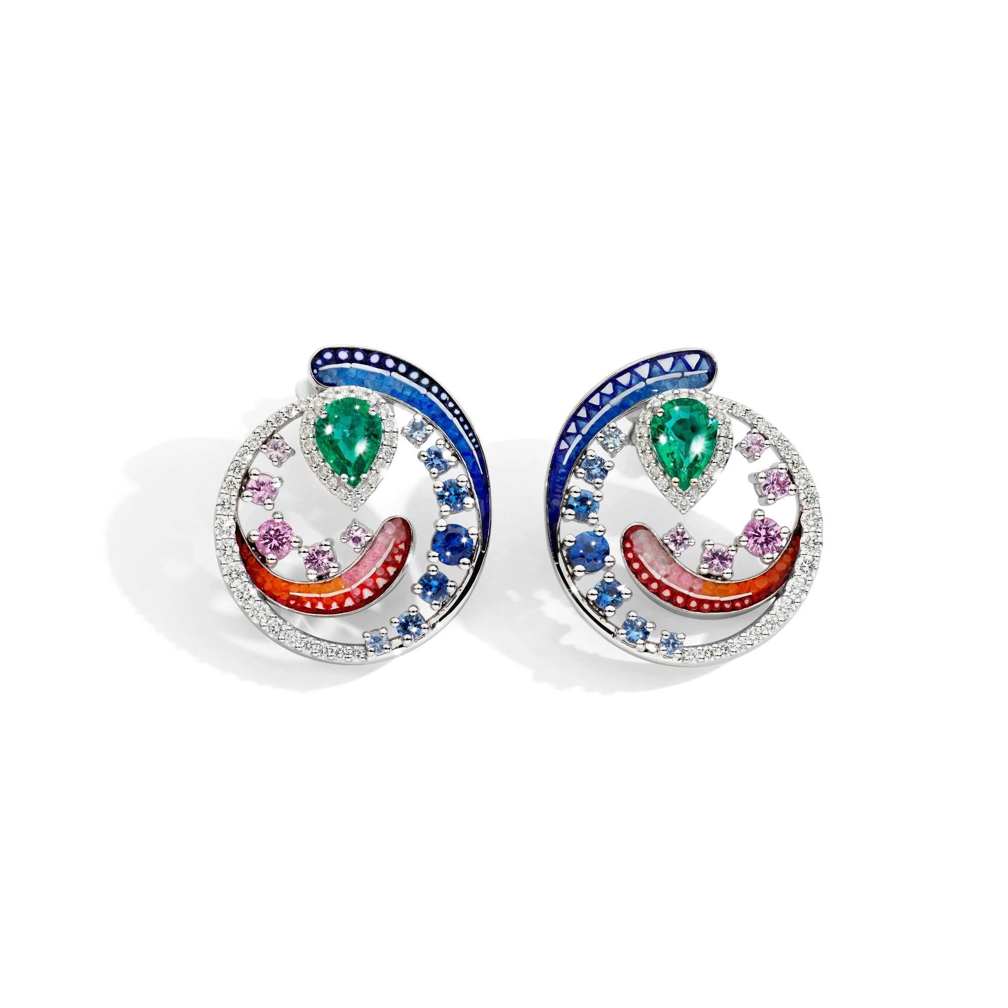 Contemporain Boucles d'oreilles en or blanc avec émeraudes, saphirs, diamants blancs et micromosaïque en vente