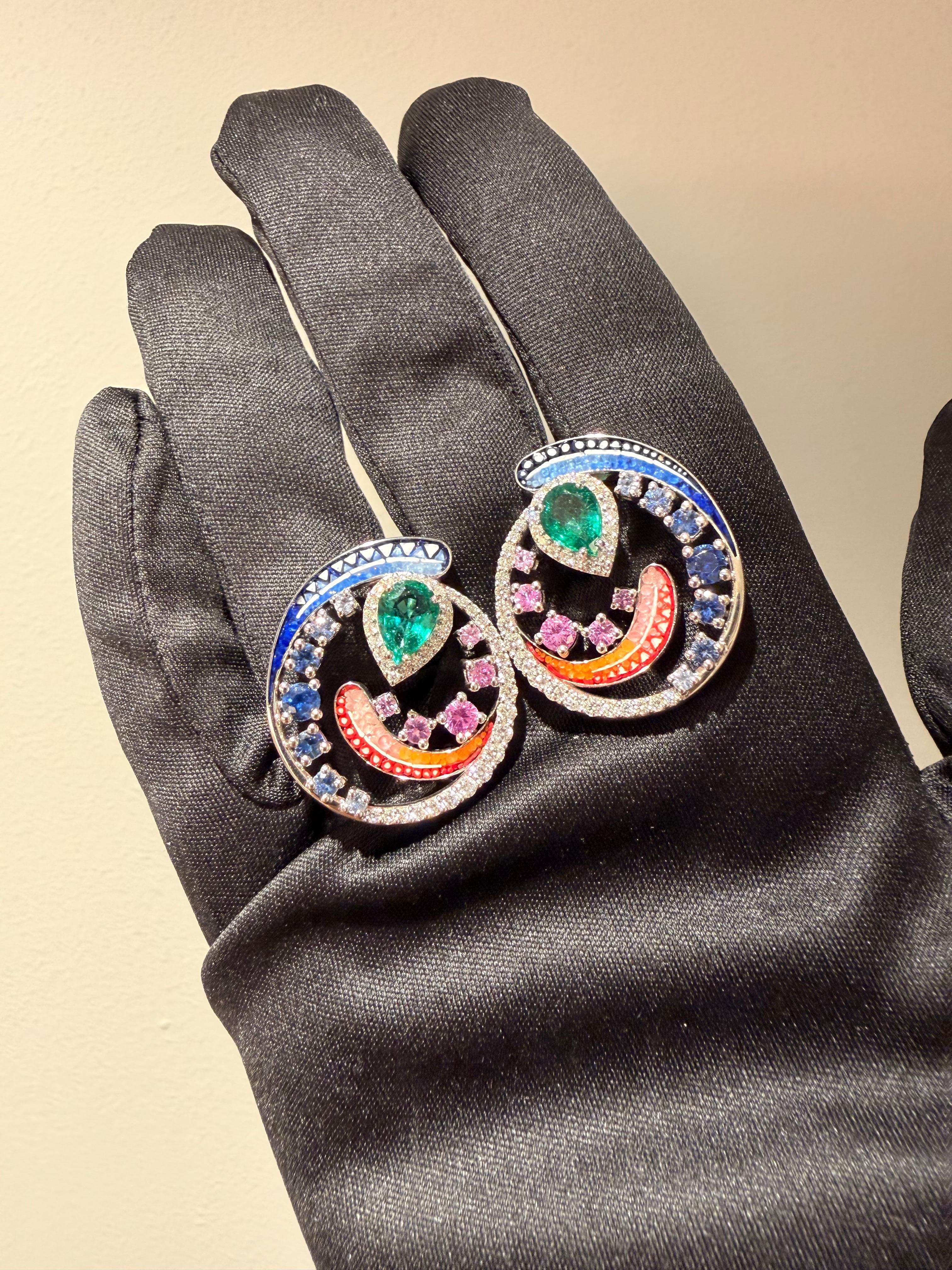 Contemporaneo Orecchini in oro bianco con smeraldi, zaffiri, diamanti bianchi e micromosaici in vendita