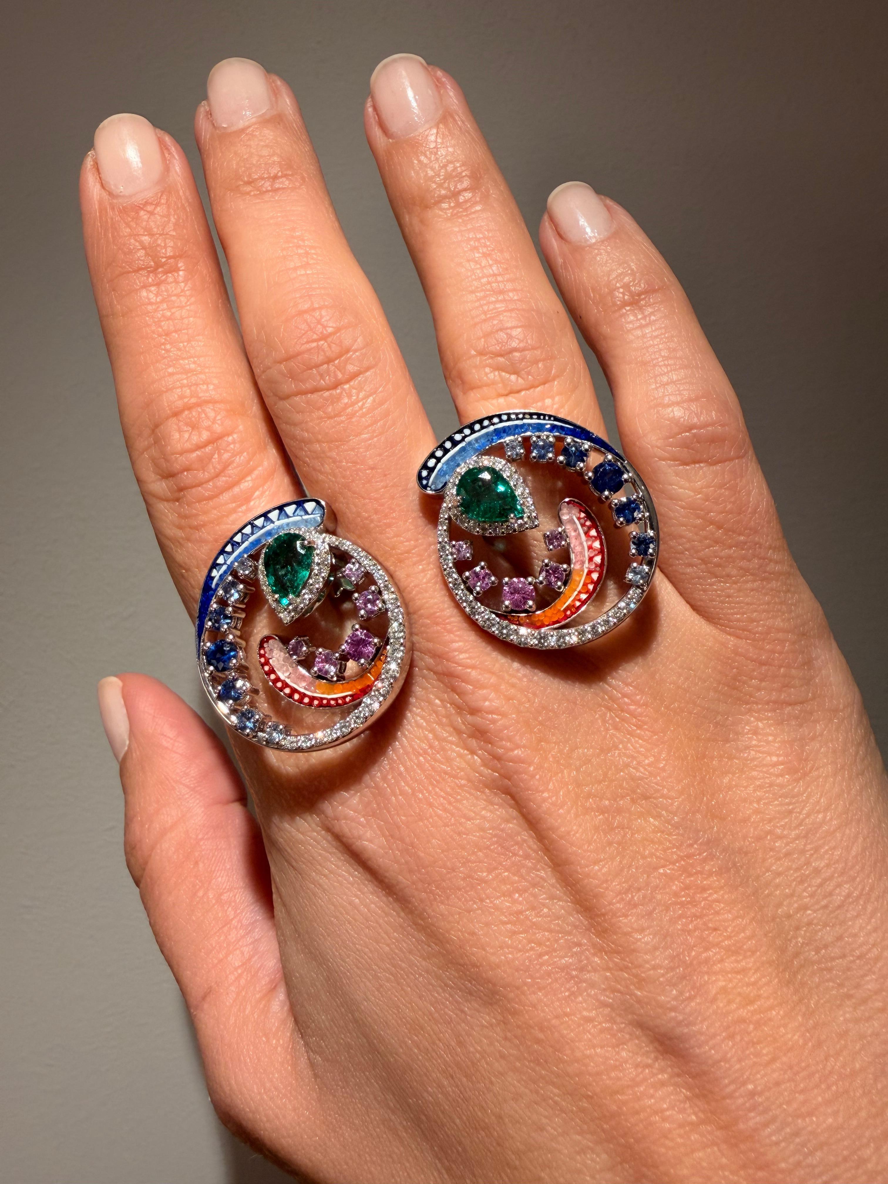 Taglio misto Orecchini in oro bianco con smeraldi, zaffiri, diamanti bianchi e micromosaici in vendita