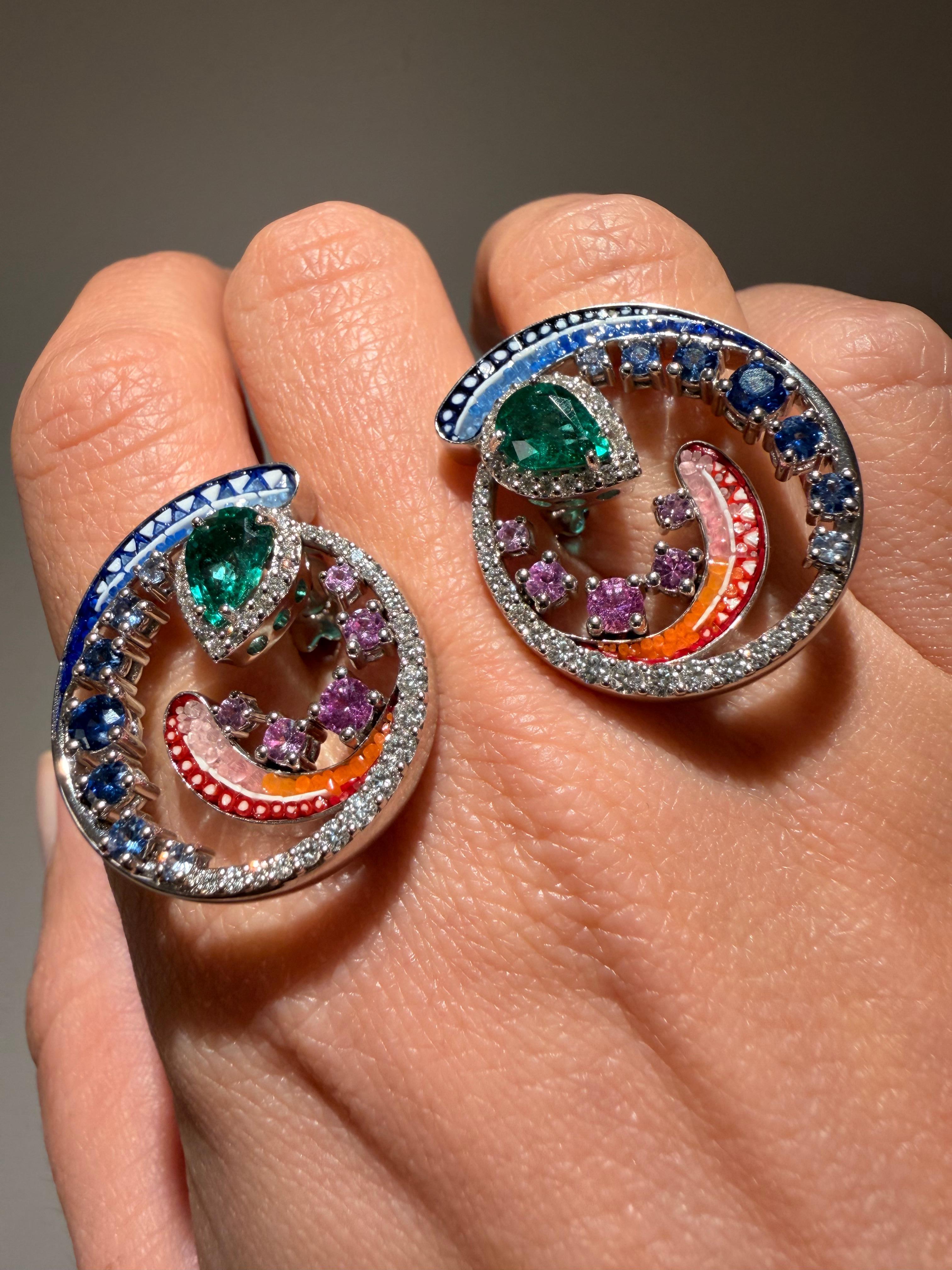 Orecchini in oro bianco con smeraldi, zaffiri, diamanti bianchi e micromosaici In condizioni Nuovo in vendita a London, GB