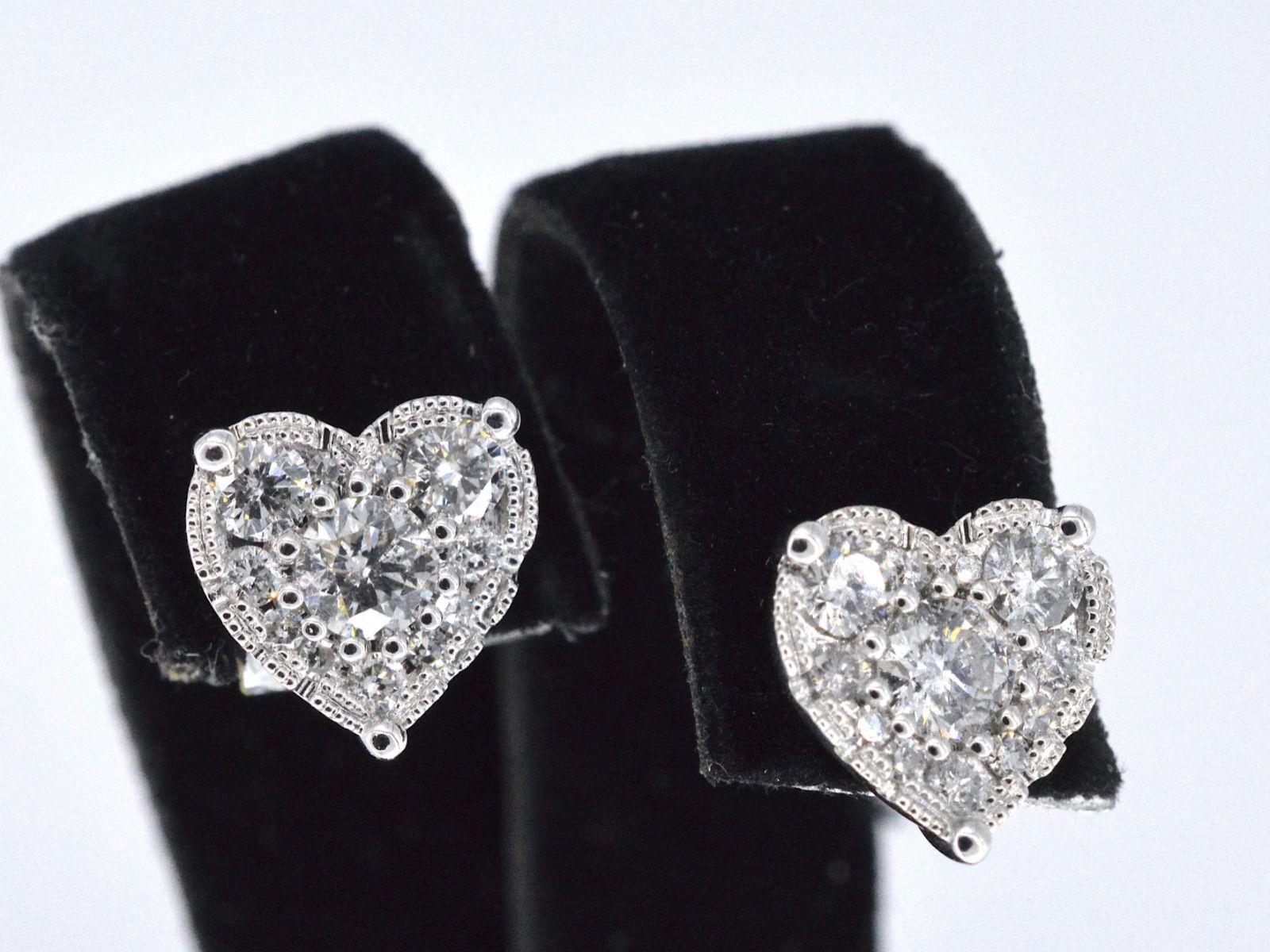 Contemporain Boucles d'oreilles en or blanc avec diamants en forme de cœur en vente