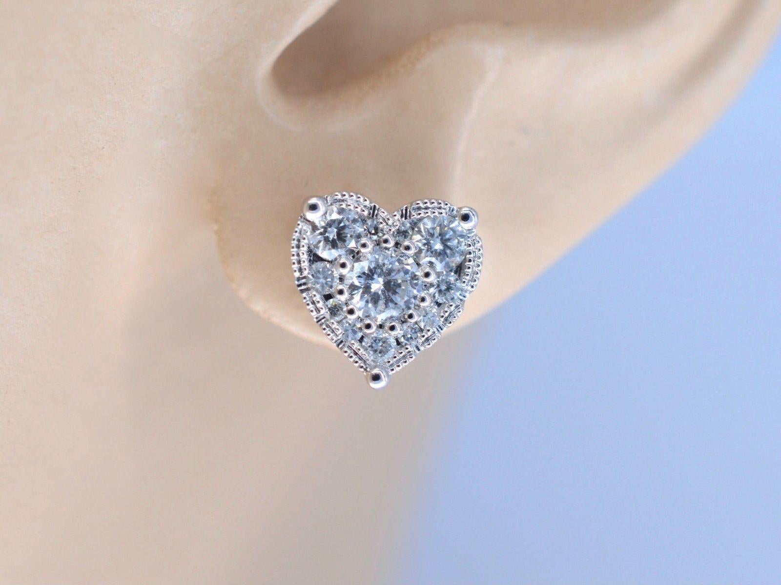 Taille brillant Boucles d'oreilles en or blanc avec diamants en forme de cœur en vente