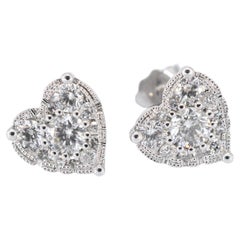 Boucles d'oreilles en or blanc avec diamants en forme de cœur