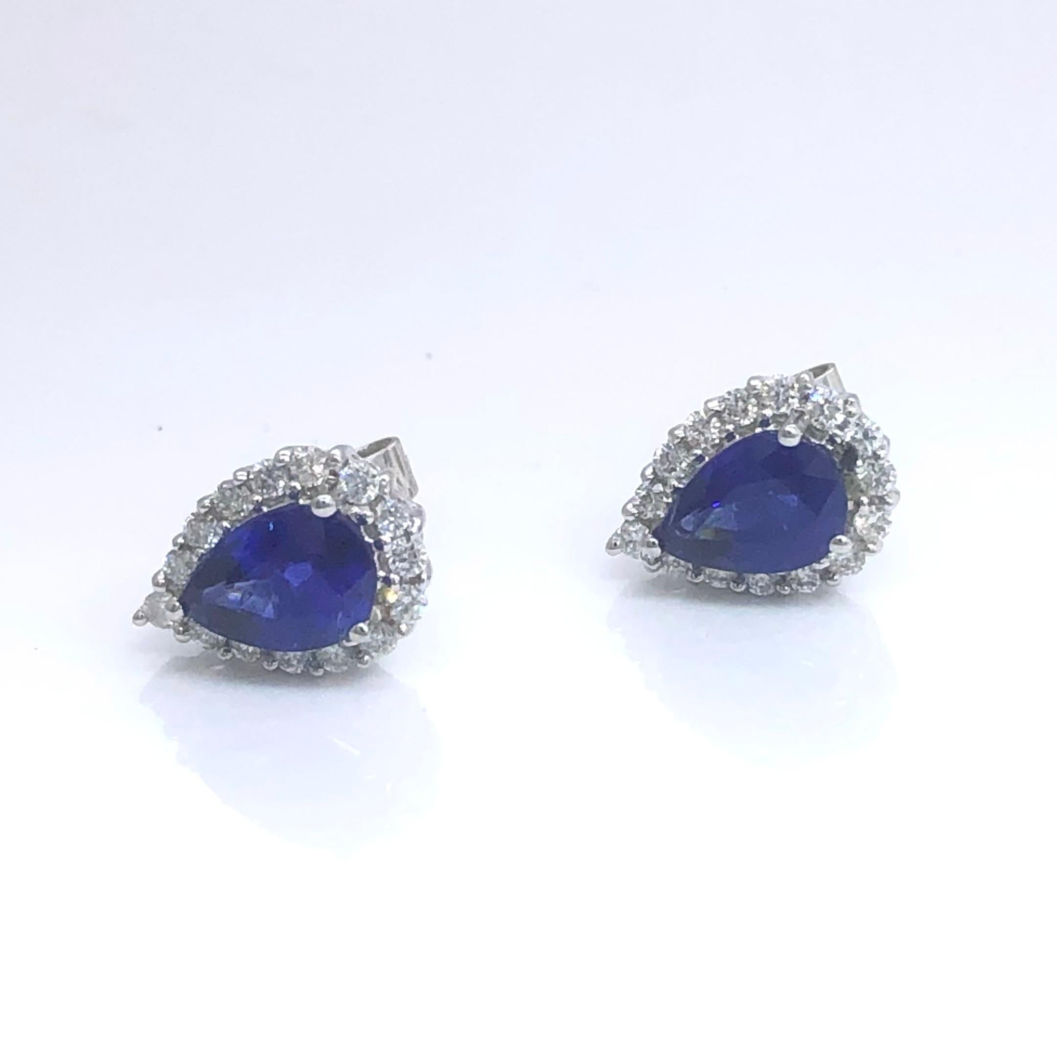 Belle Époque White gold earrings with pear shape Ceylon sapphires surrounded by diamonds For Sale