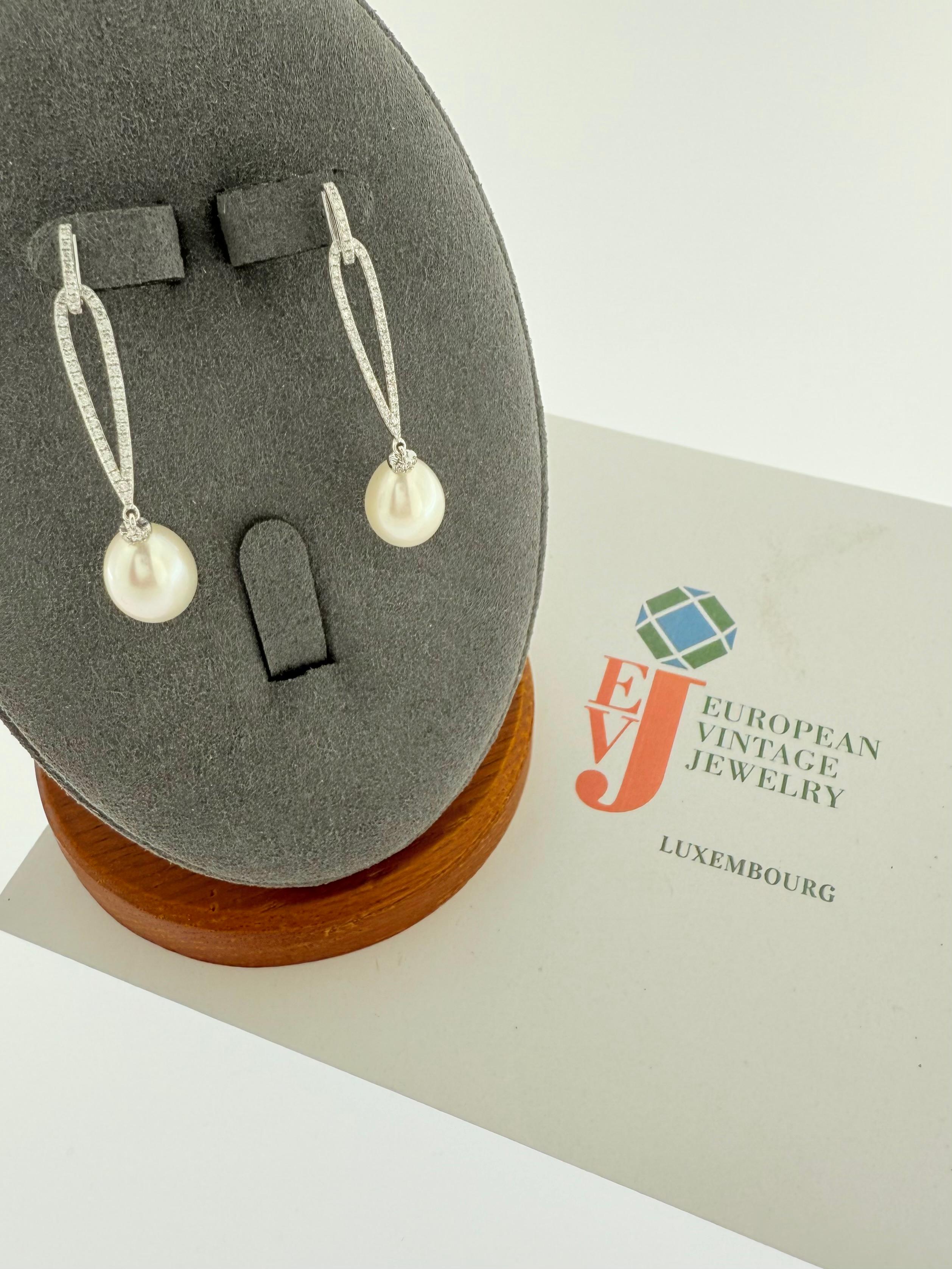 Taglio misto Orecchini in oro bianco con perle e diamanti in vendita