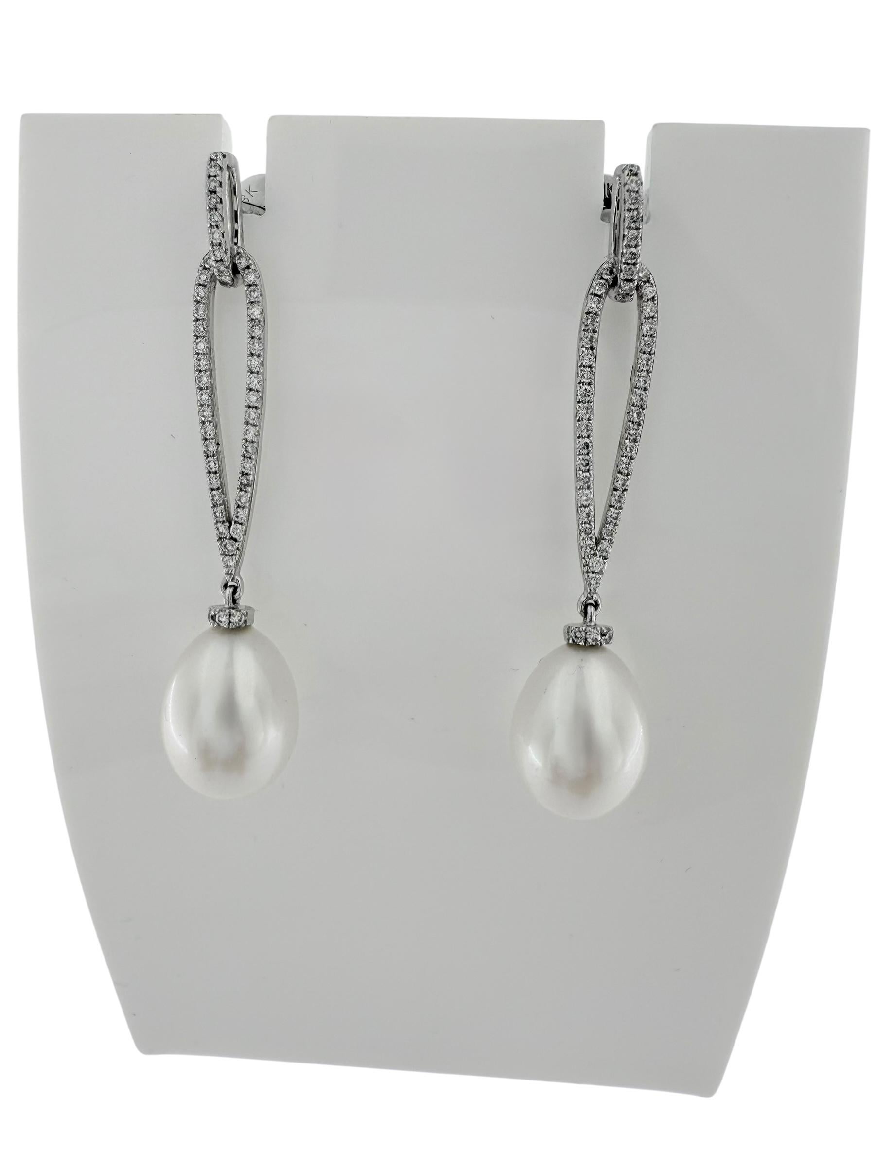 Orecchini in oro bianco con perle e diamanti in vendita 1